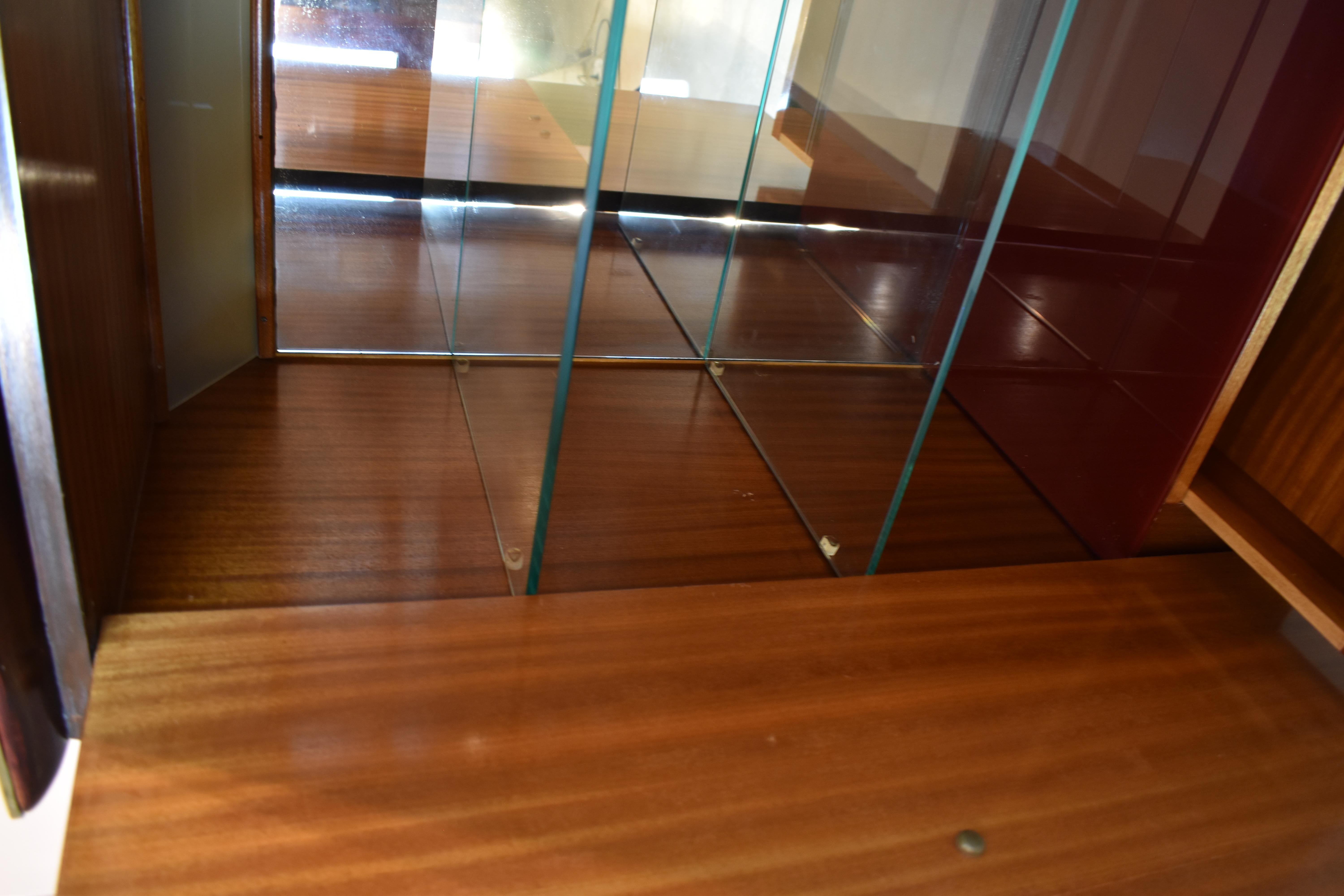 Italian Mid-Century Bar Cabinet in Walnut and Brass, Attributed to Paolo Buffa For Sale 7
