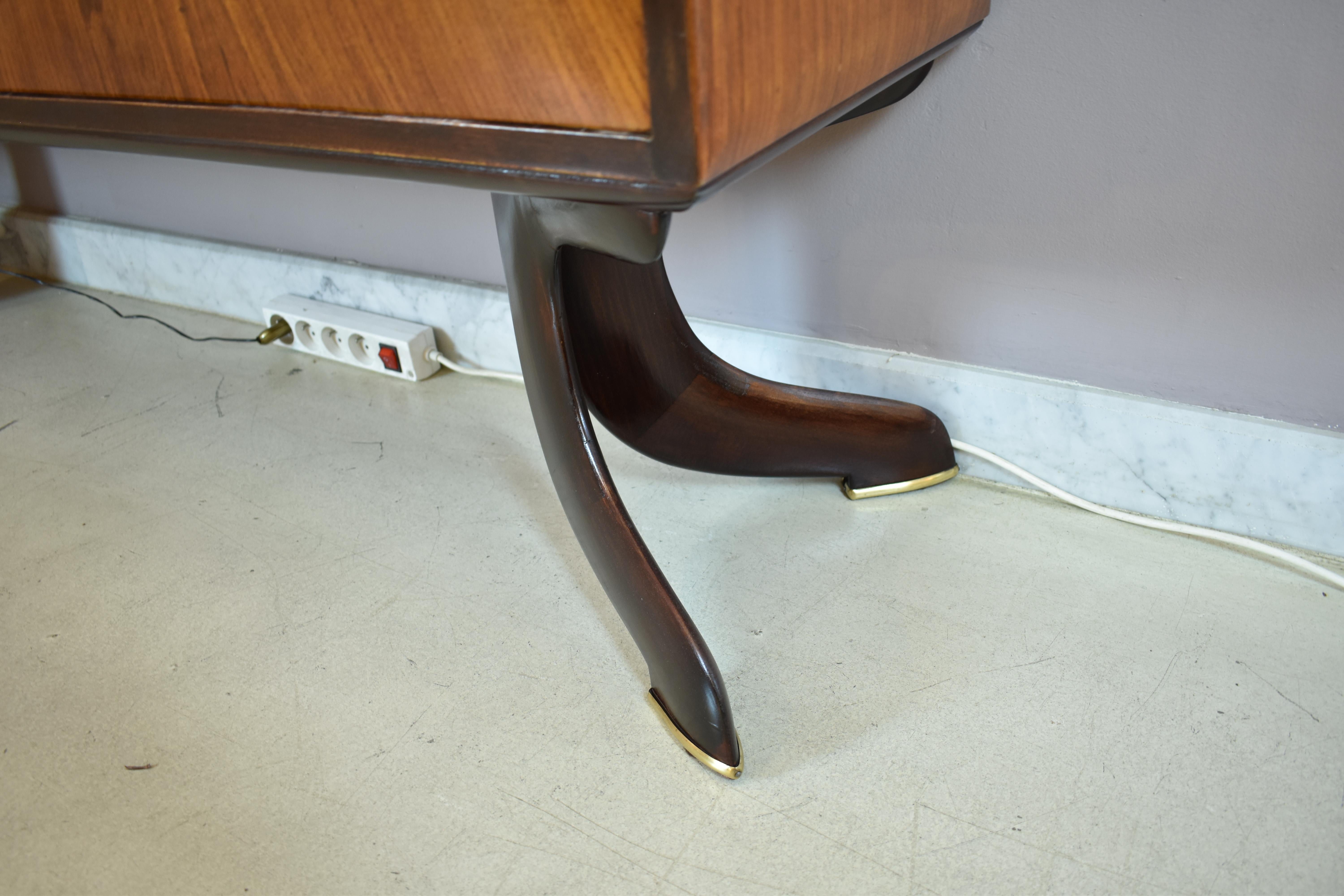 Italian Mid-Century Bar Cabinet in Walnut and Brass, Attributed to Paolo Buffa For Sale 9
