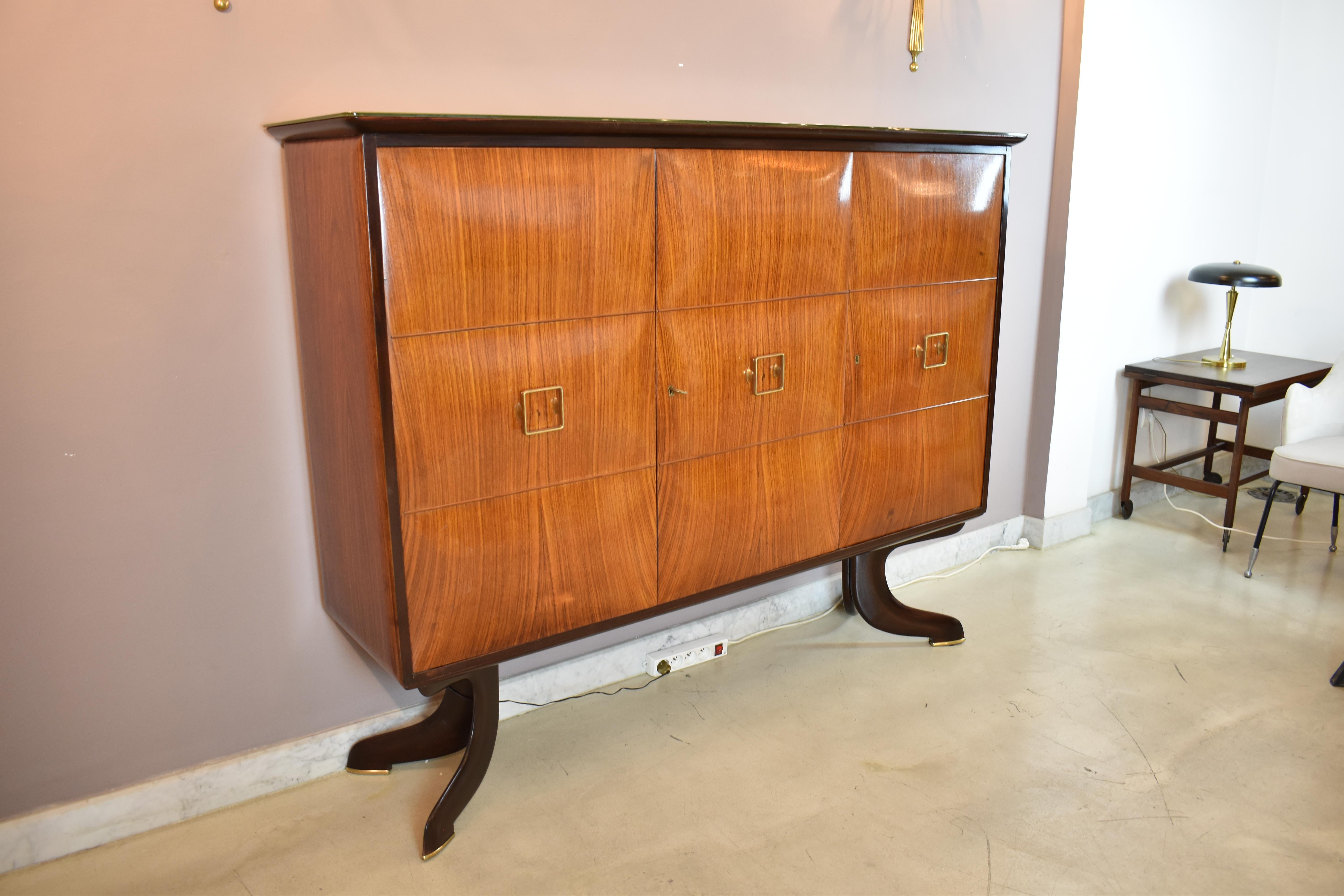 Italian Mid-Century Bar Cabinet in Walnut and Brass, Attributed to Paolo Buffa For Sale 10