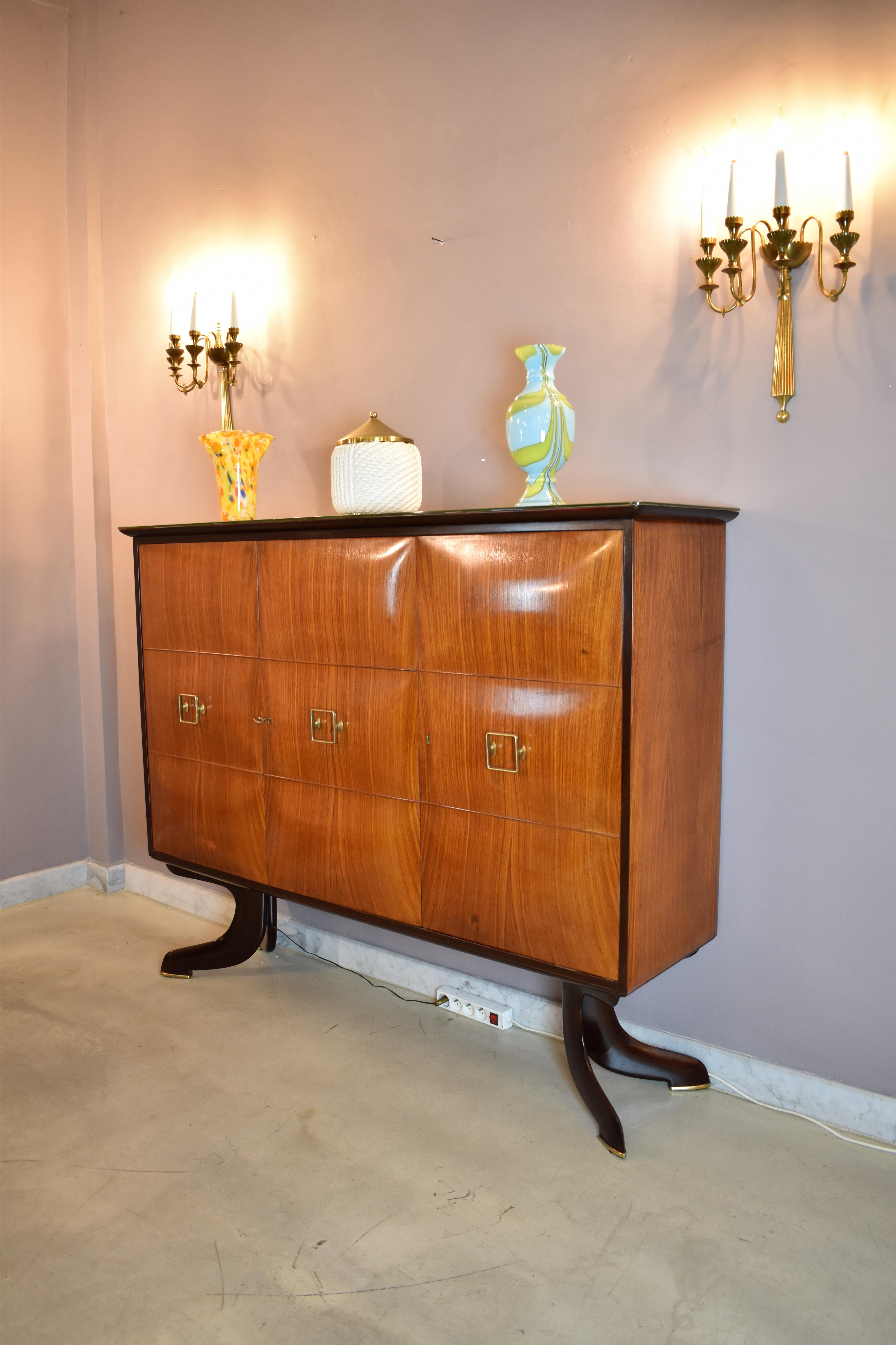 Mid-Century Modern Italian Mid-Century Bar Cabinet in Walnut and Brass, Attributed to Paolo Buffa For Sale