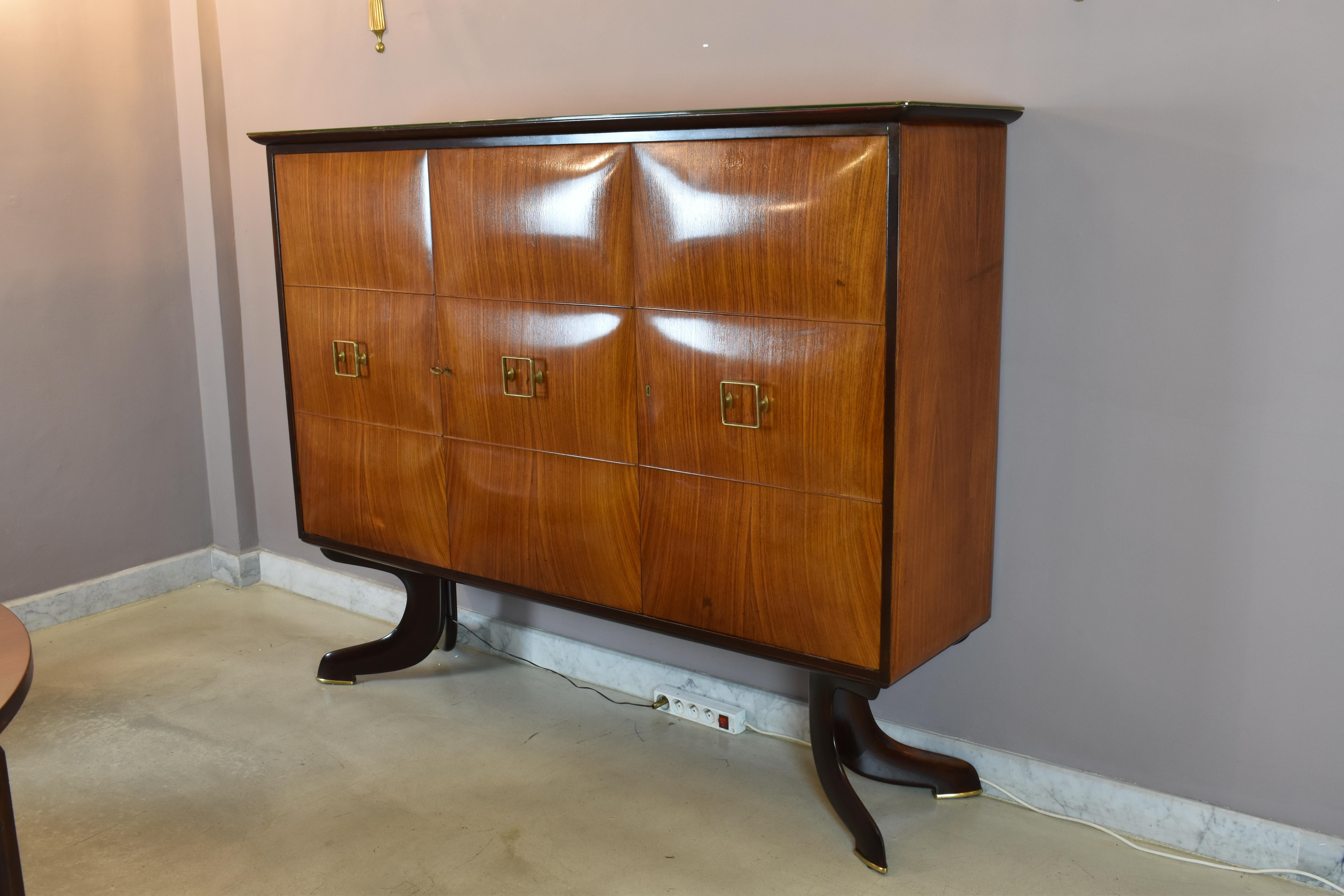 Mid-20th Century Italian Mid-Century Bar Cabinet in Walnut and Brass, Attributed to Paolo Buffa For Sale