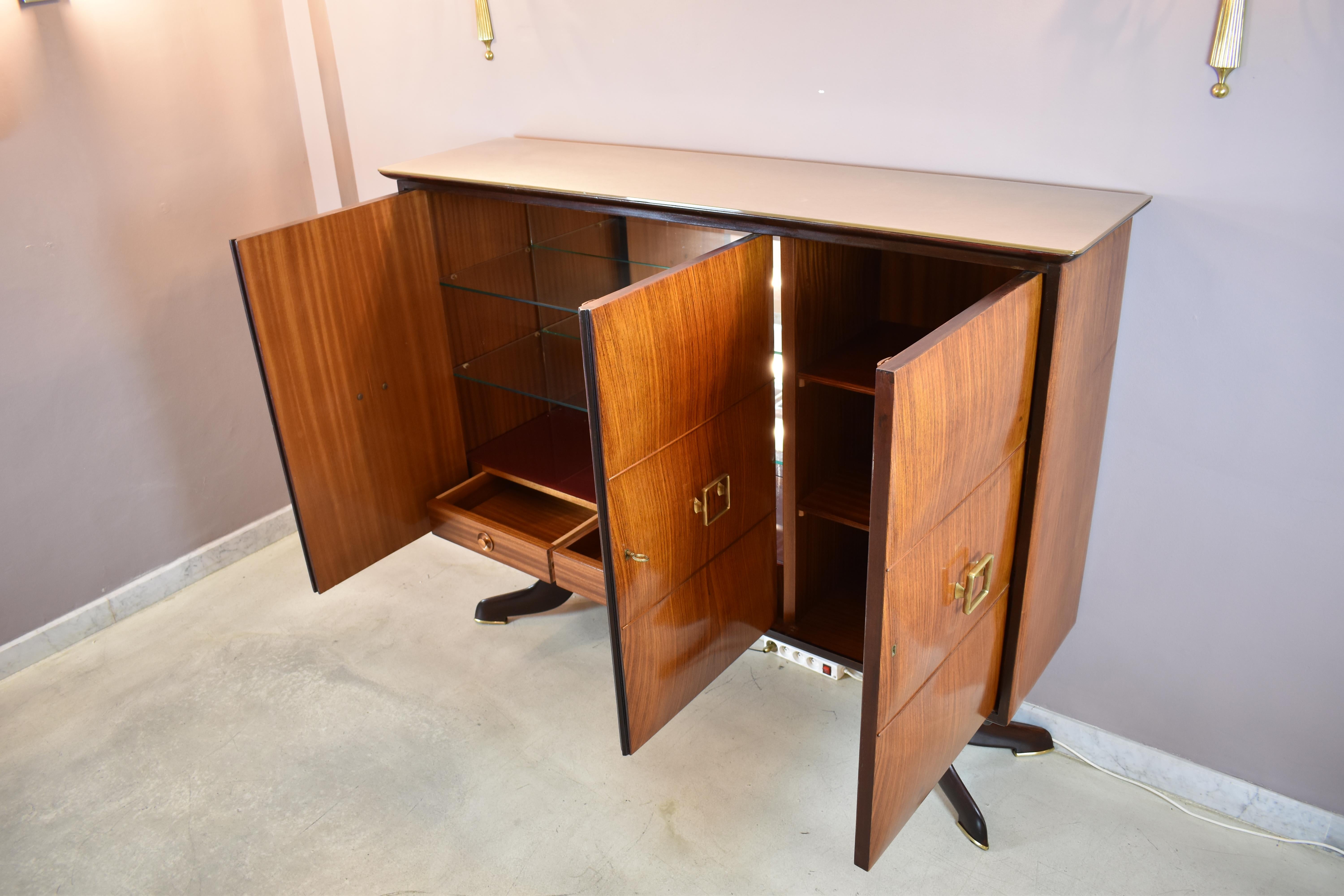 Italian Mid-Century Bar Cabinet in Walnut and Brass, Attributed to Paolo Buffa For Sale 1