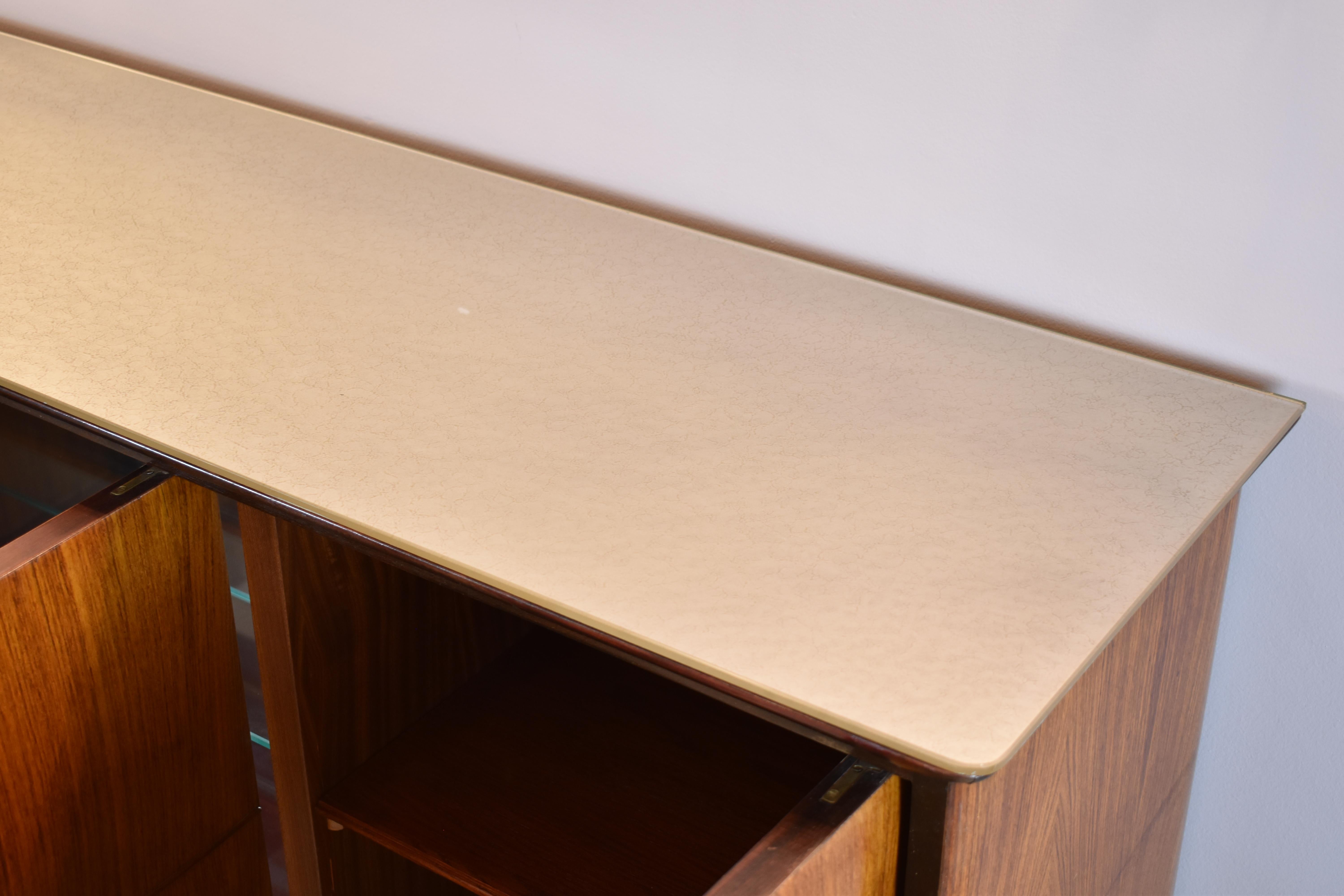 Italian Mid-Century Bar Cabinet in Walnut and Brass, Attributed to Paolo Buffa For Sale 3