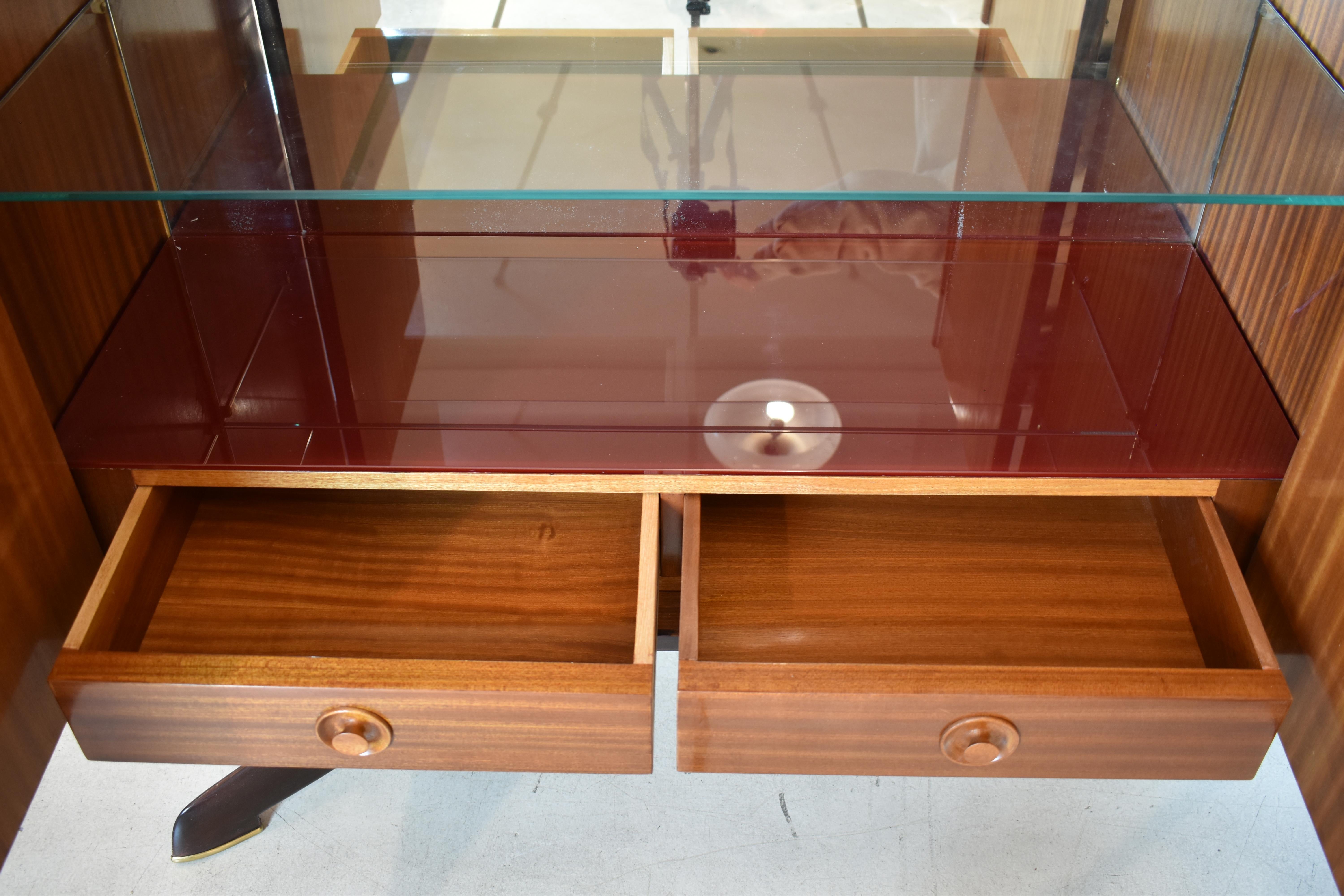 Italian Mid-Century Bar Cabinet in Walnut and Brass, Attributed to Paolo Buffa For Sale 4