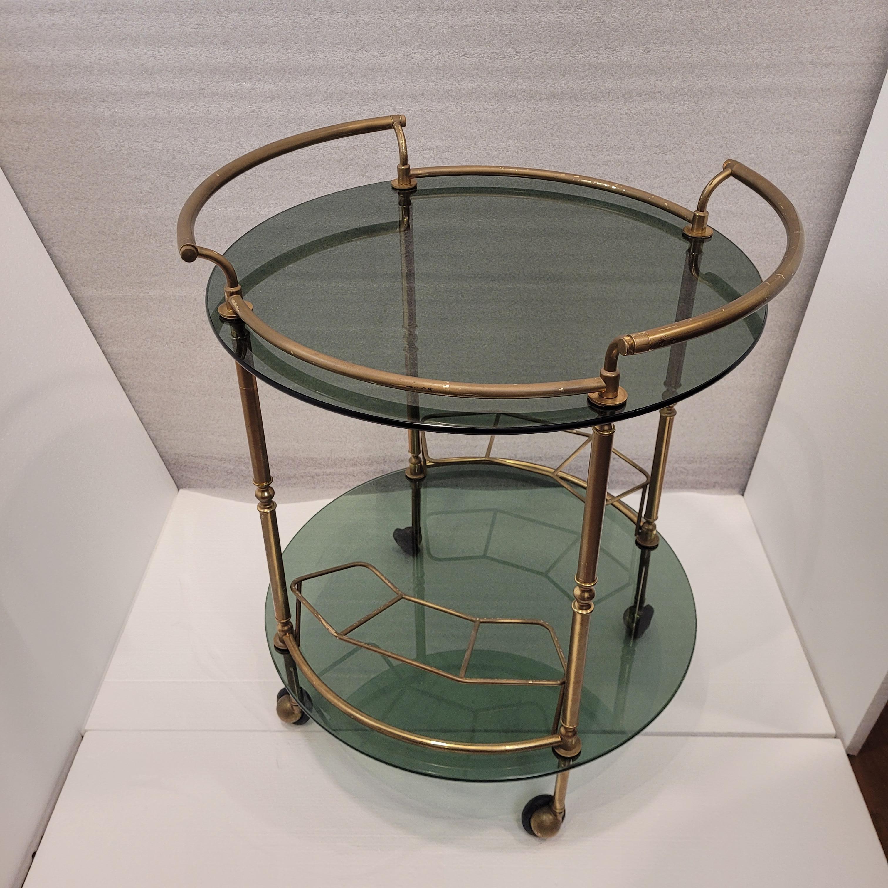 Italienische Barcart/Esstellerin aus der Mitte des Jahrhunderts, vergoldetes Messing und Rauchglas im Angebot 9