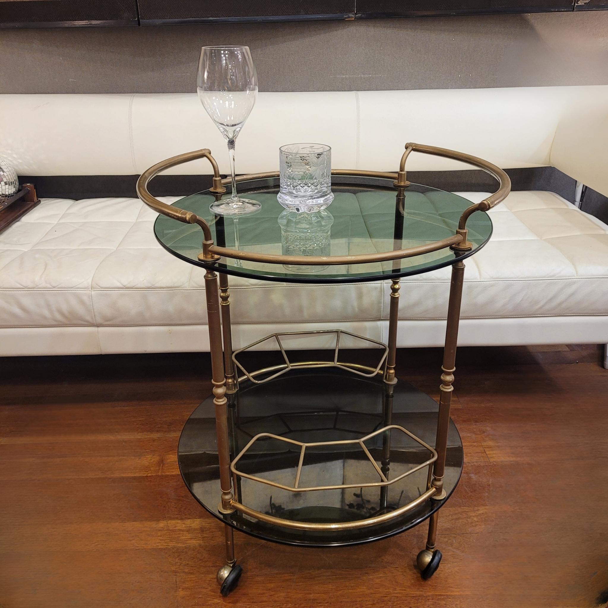 Italienische Barcart/Esstellerin aus der Mitte des Jahrhunderts, vergoldetes Messing und Rauchglas (Handgefertigt) im Angebot