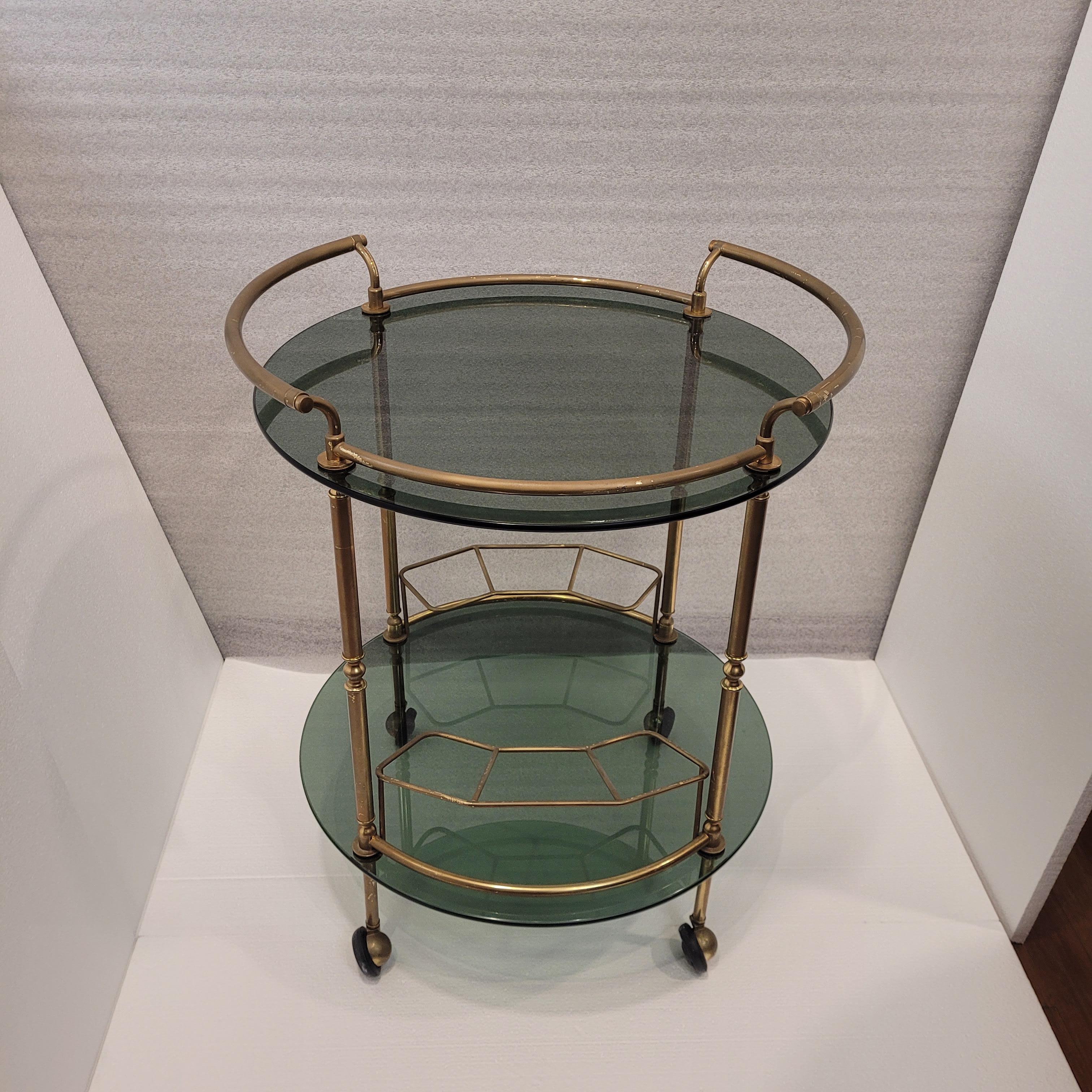 Carat de bar/maideuse italienne du milieu du siècle dernier, laiton doré et verre fumé Bon état - En vente à Valladolid, ES