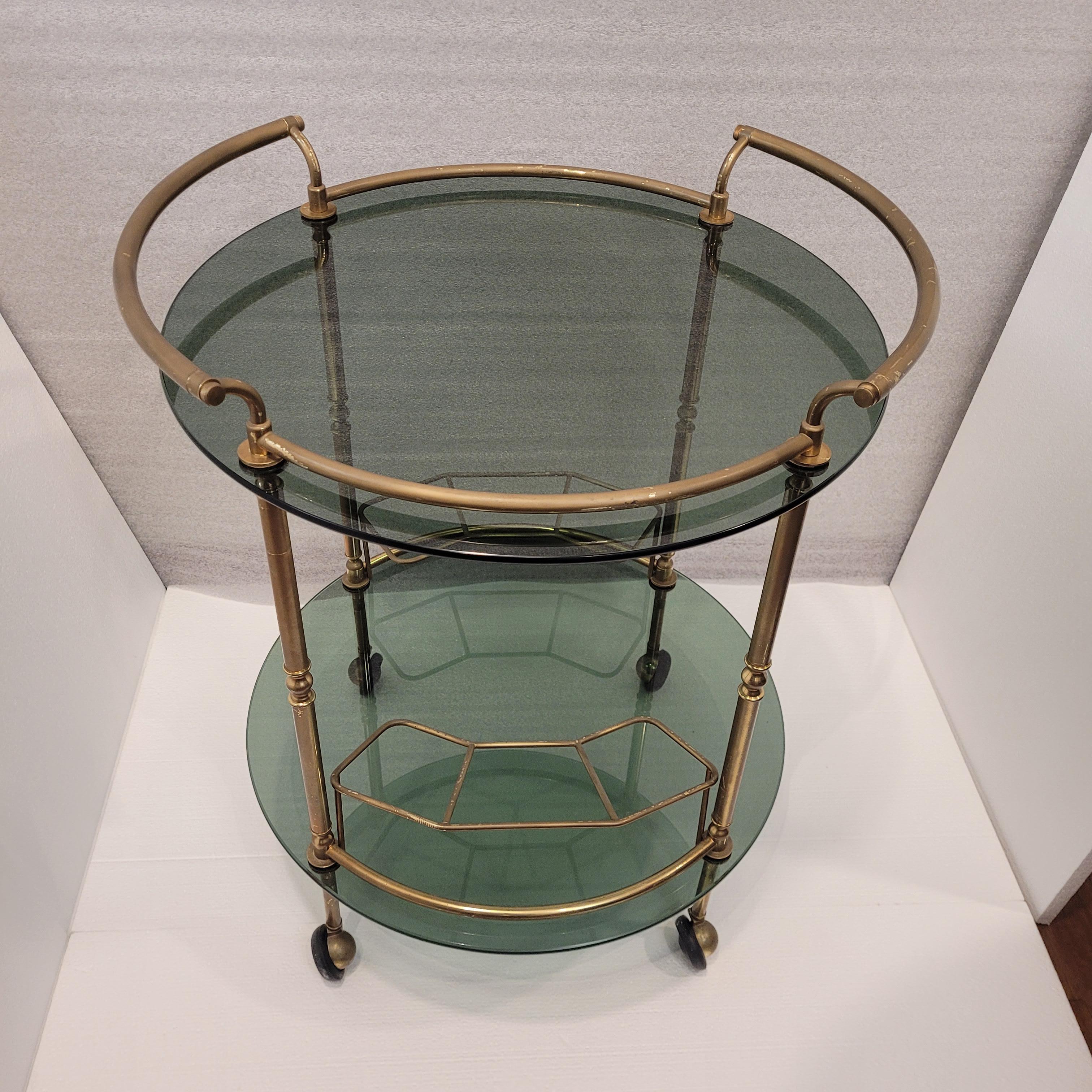 Italienische Barcart/Esstellerin aus der Mitte des Jahrhunderts, vergoldetes Messing und Rauchglas (Ende des 20. Jahrhunderts) im Angebot