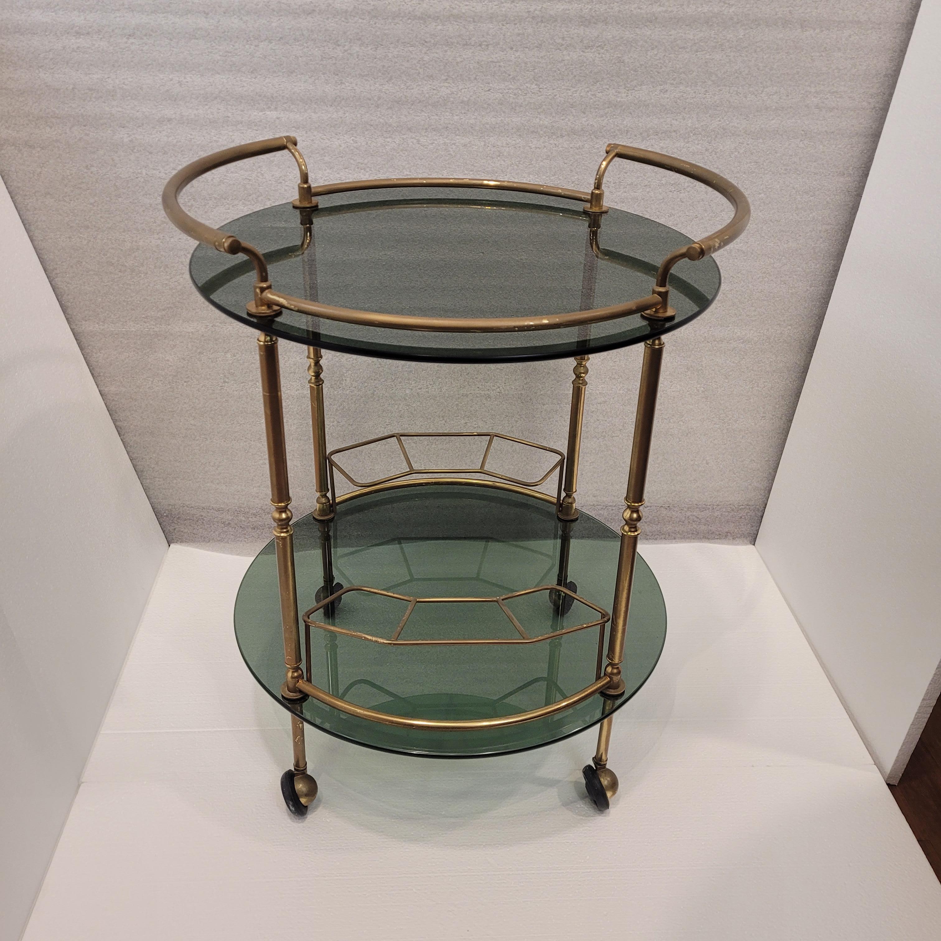 Italienische Barcart/Esstellerin aus der Mitte des Jahrhunderts, vergoldetes Messing und Rauchglas im Angebot 1