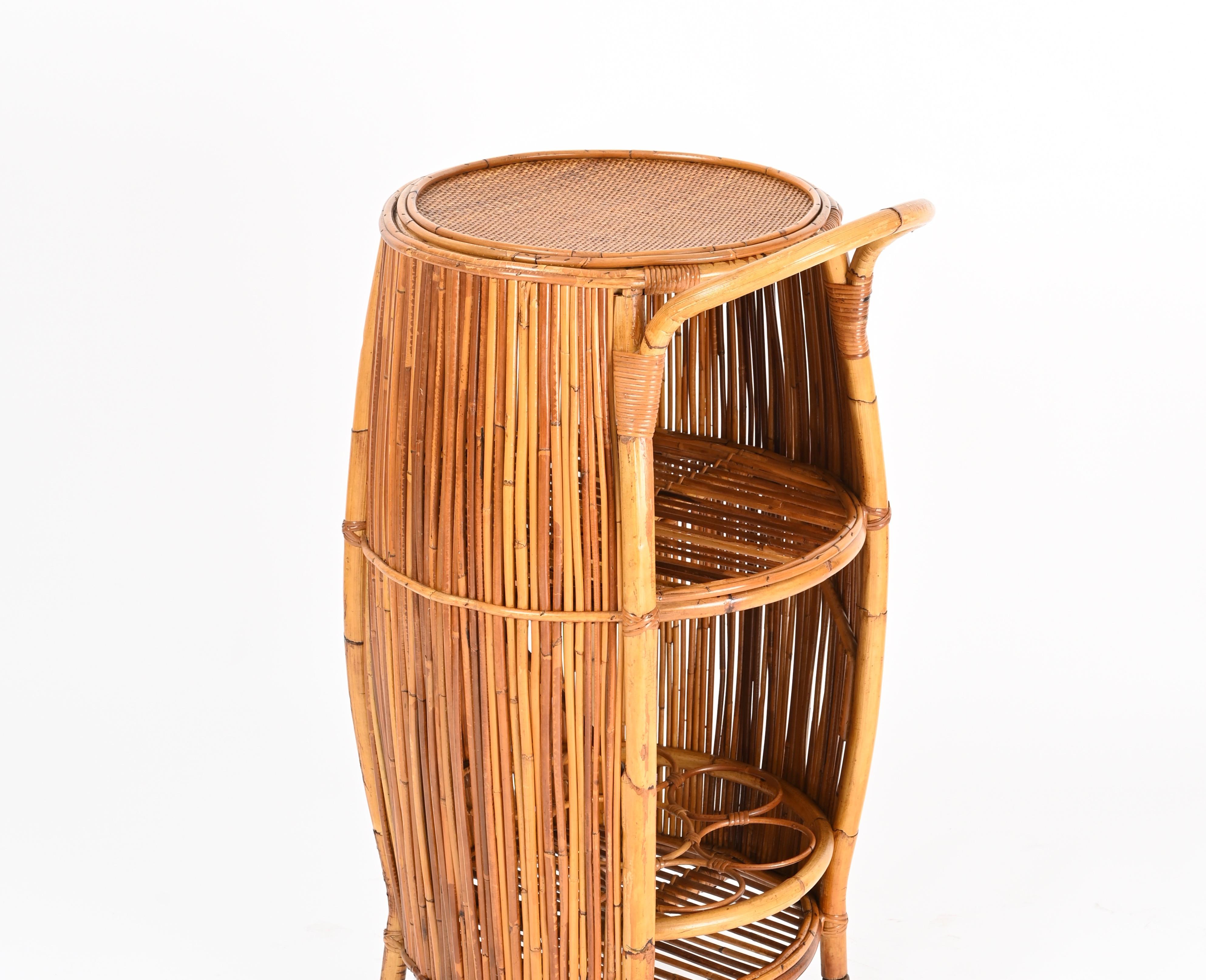 Chariot de bar en forme de tonneau en rotin et bambou, Italie, milieu du siècle dernier, années 1960 en vente 2