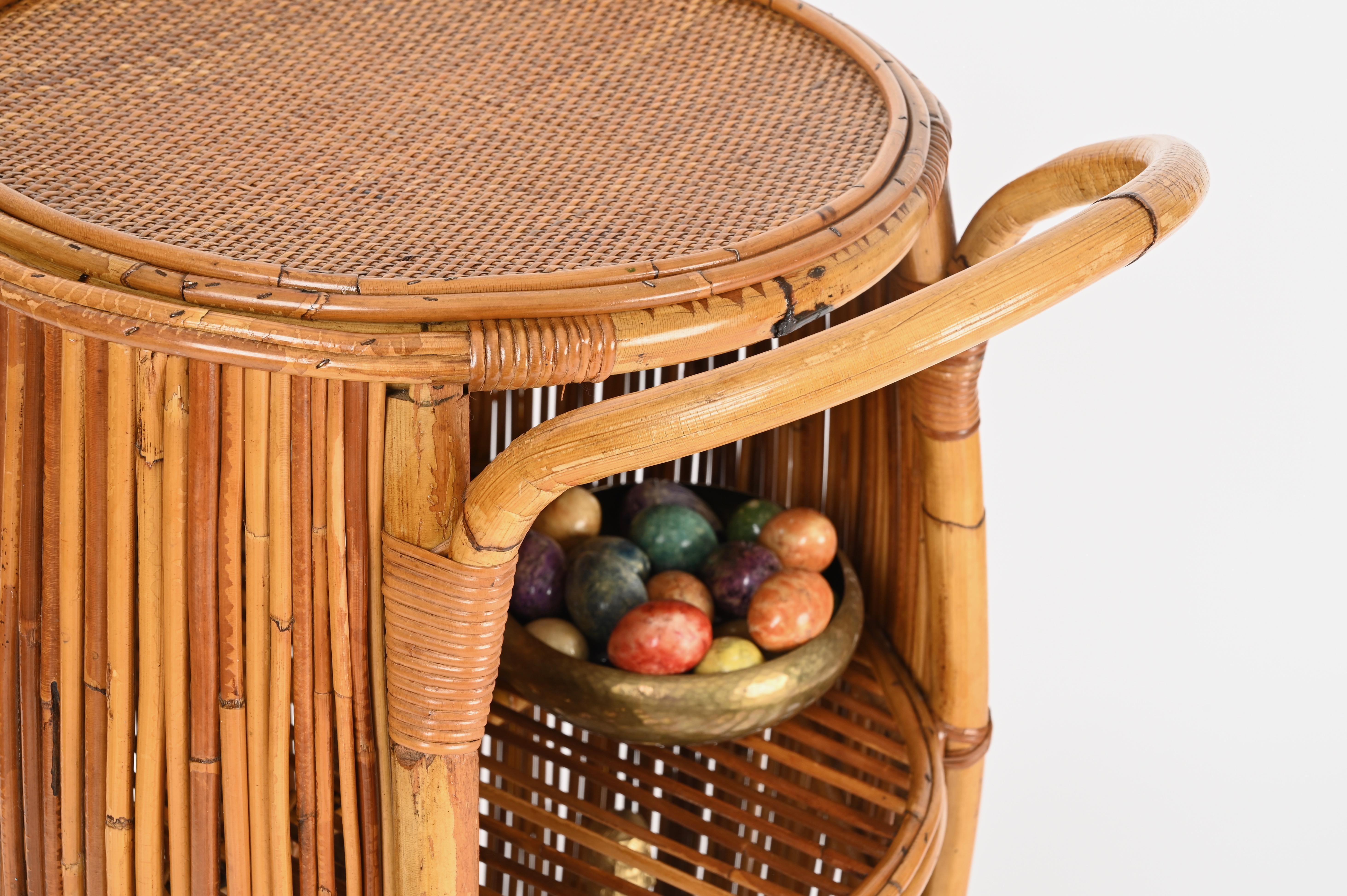 Chariot de bar en forme de tonneau en rotin et bambou, Italie, milieu du siècle dernier, années 1960 en vente 3