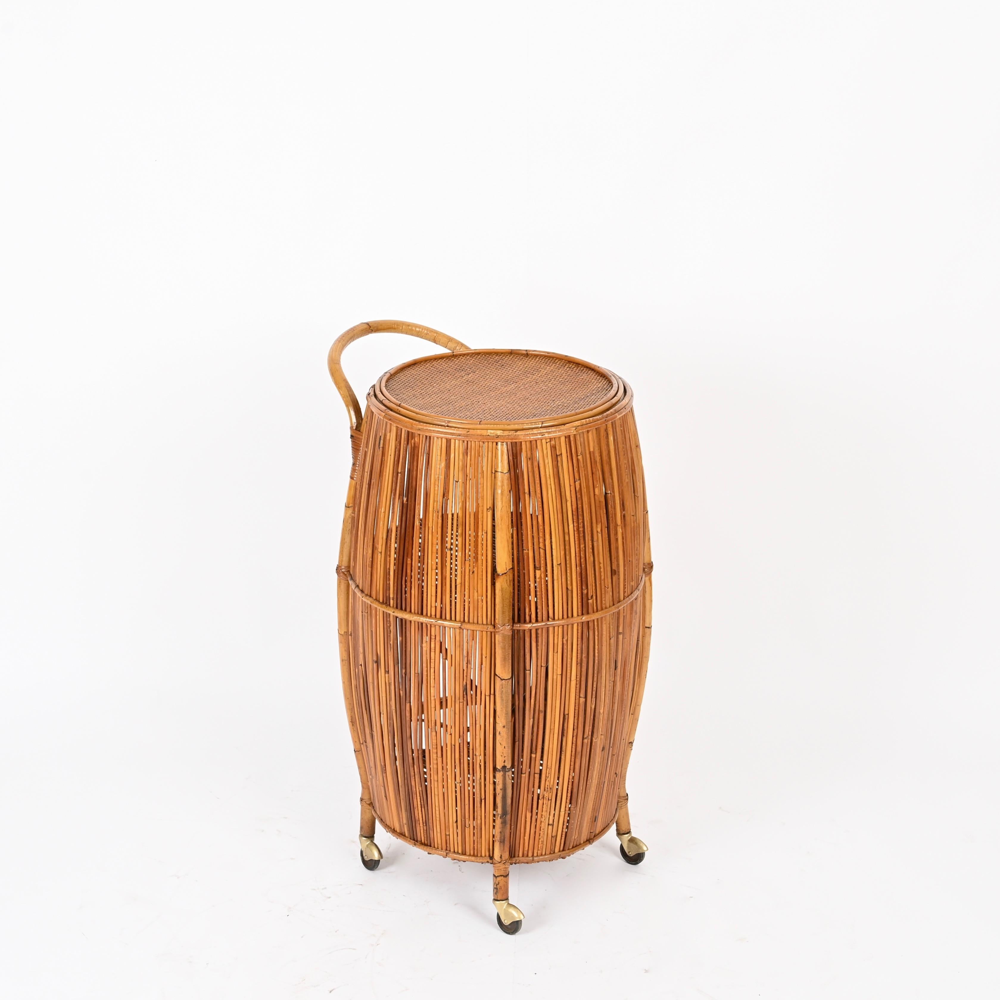 Mid-Century Modern Chariot de bar en forme de tonneau en rotin et bambou, Italie, milieu du siècle dernier, années 1960 en vente