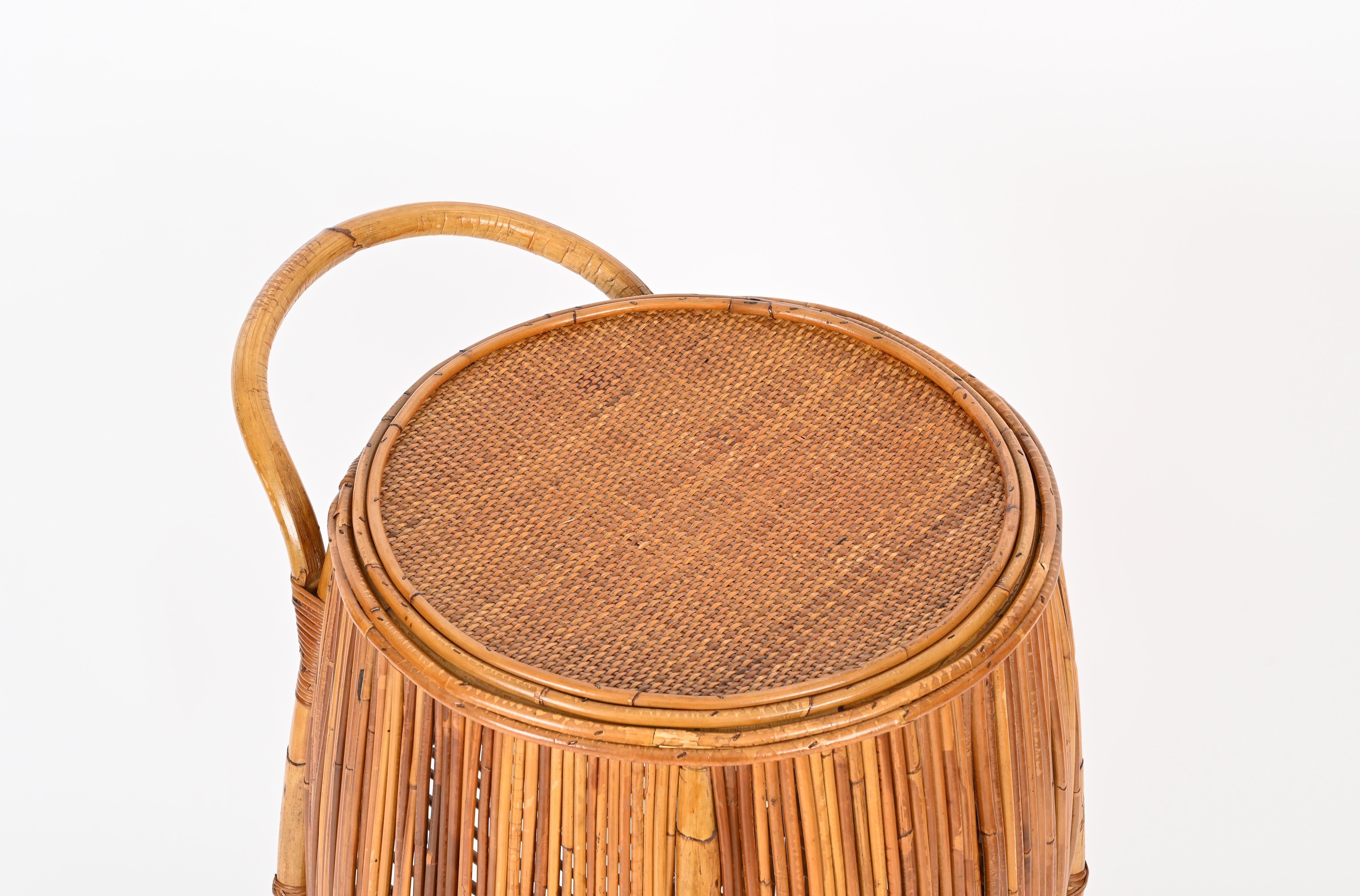 italien Chariot de bar en forme de tonneau en rotin et bambou, Italie, milieu du siècle dernier, années 1960 en vente