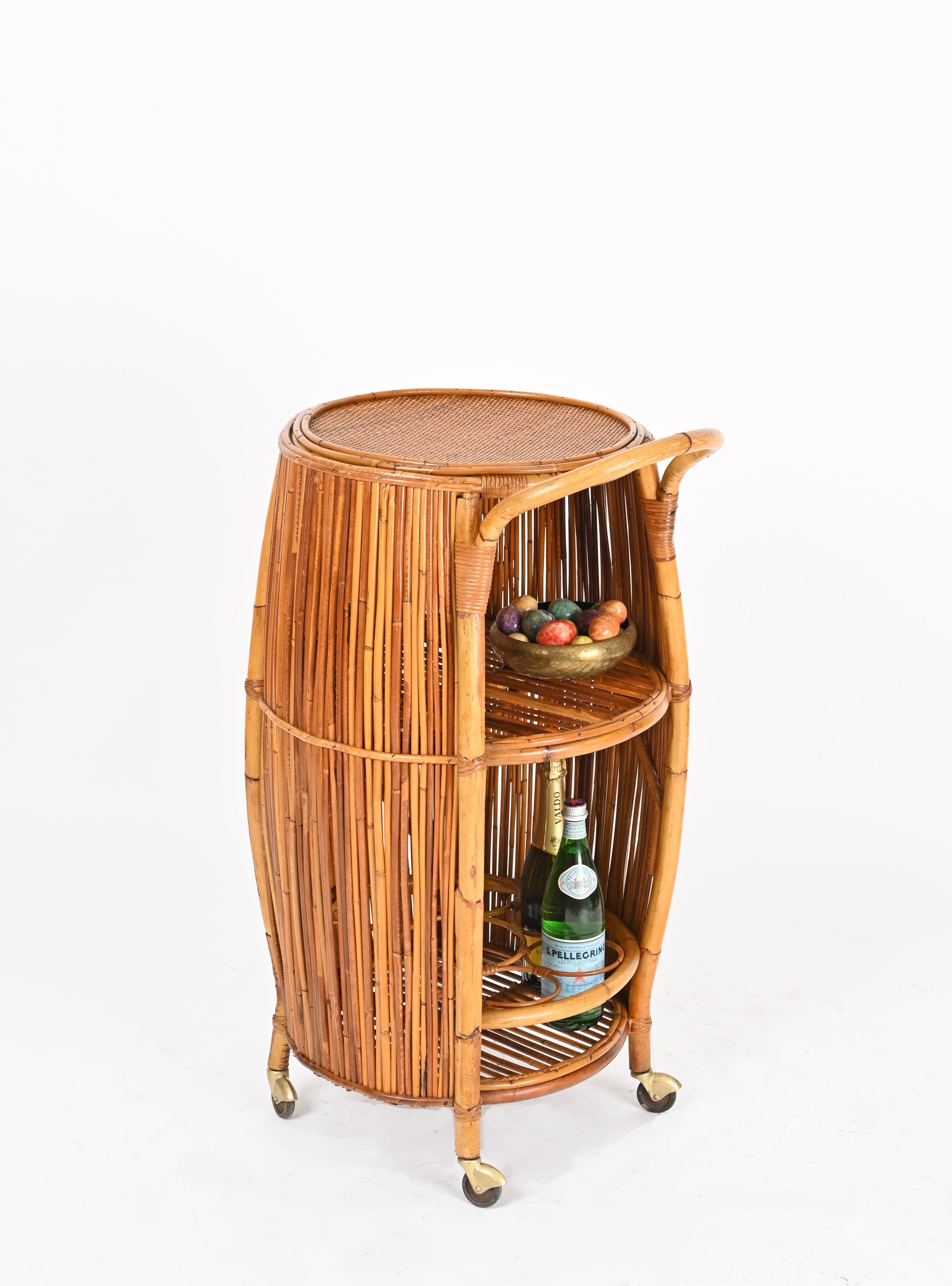 Chariot de bar en forme de tonneau en rotin et bambou, Italie, milieu du siècle dernier, années 1960 Bon état - En vente à Roma, IT