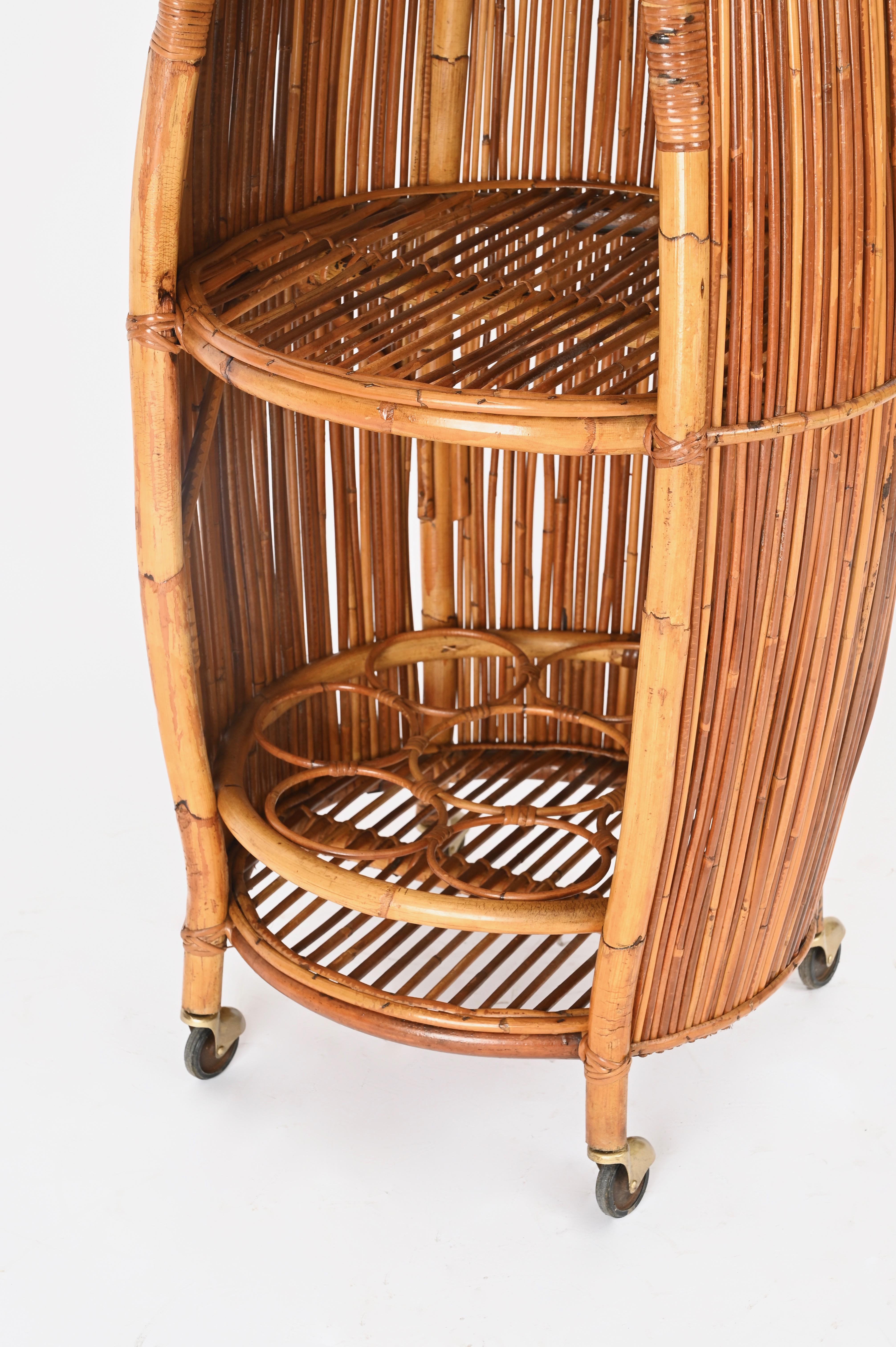 20ième siècle Chariot de bar en forme de tonneau en rotin et bambou, Italie, milieu du siècle dernier, années 1960 en vente