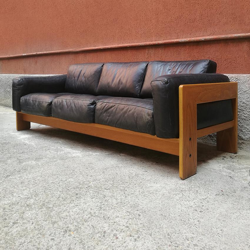 Italian midcentury Bastiano three-seat sofa by Tobia Scarpa for Knoll, 1962
Bastiano three-seat sofa with seat and back in black leather, solid beech frame
Designed by Tobia Scarpa for Knoll in 1962
Good conditions
210 x 78 x 75 H cm.