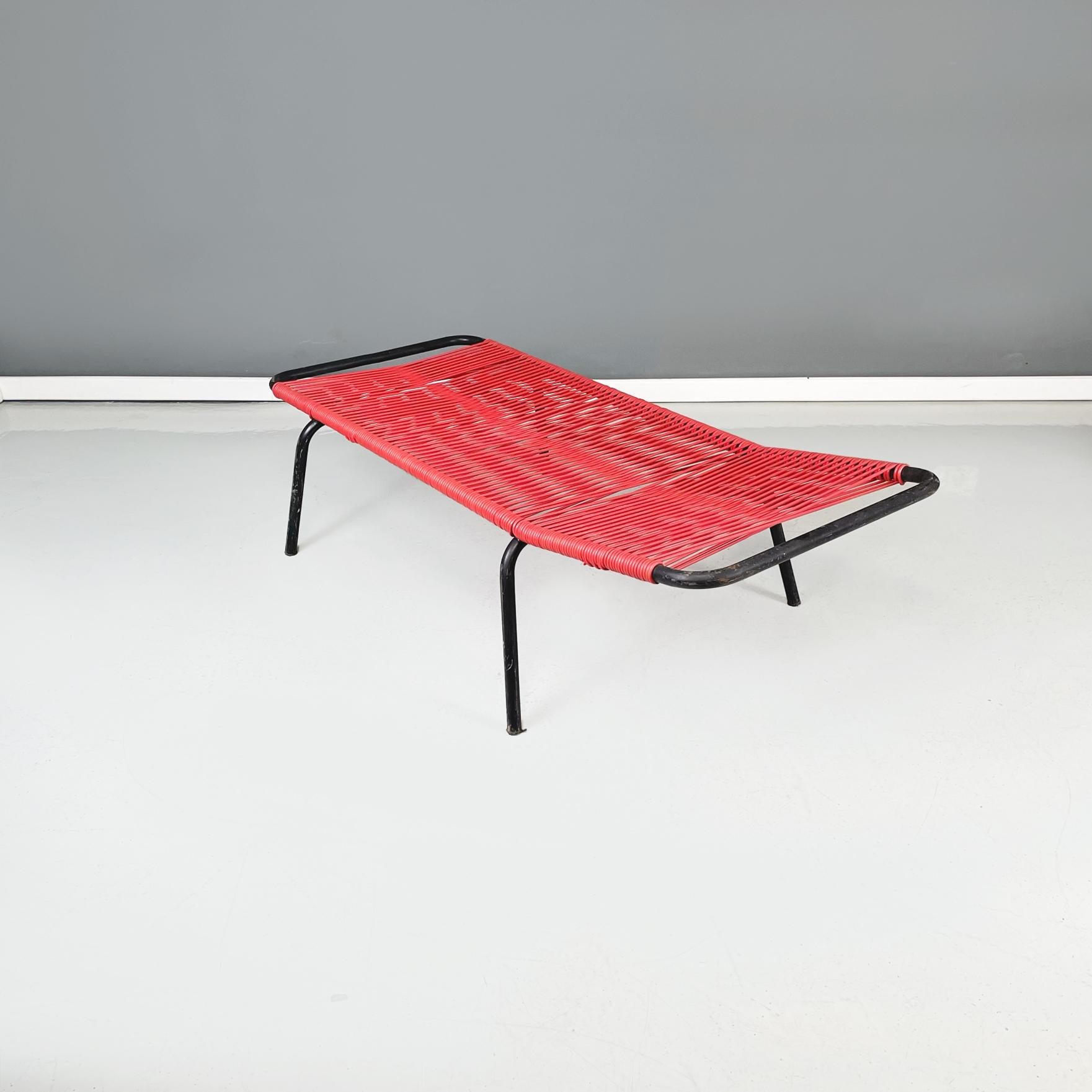 Italian midcentury beach chair in red scooby plastic and black metal, 1960s
Beach chair, small or for children, in black painted metal and red scooby. The external structure is in tubular, while inside there are a series of intertwined red plastic