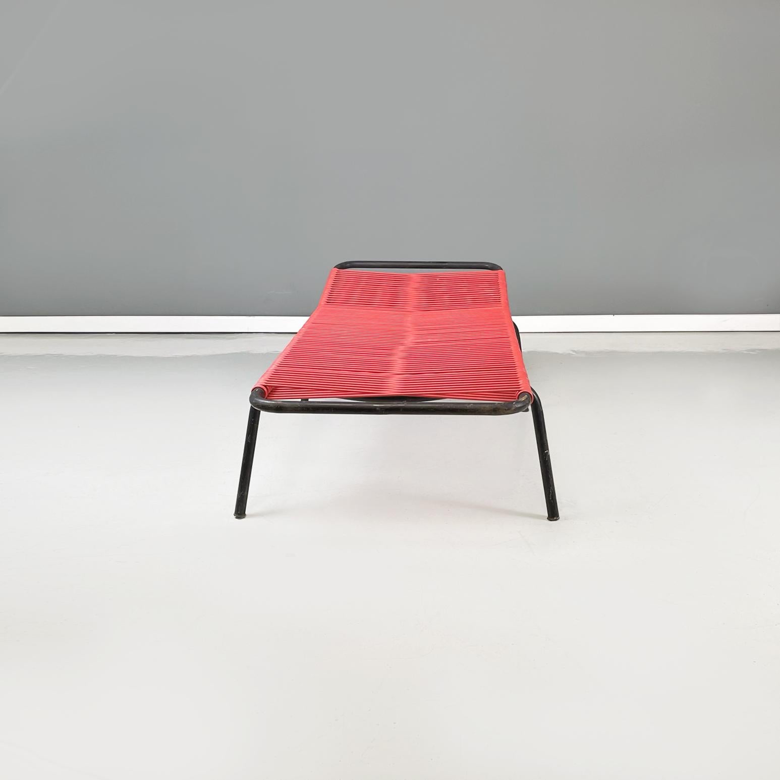 Italian Midcentury Beach Chair in Red Scooby Plastic and Black Metal, 1960s In Good Condition In MIlano, IT