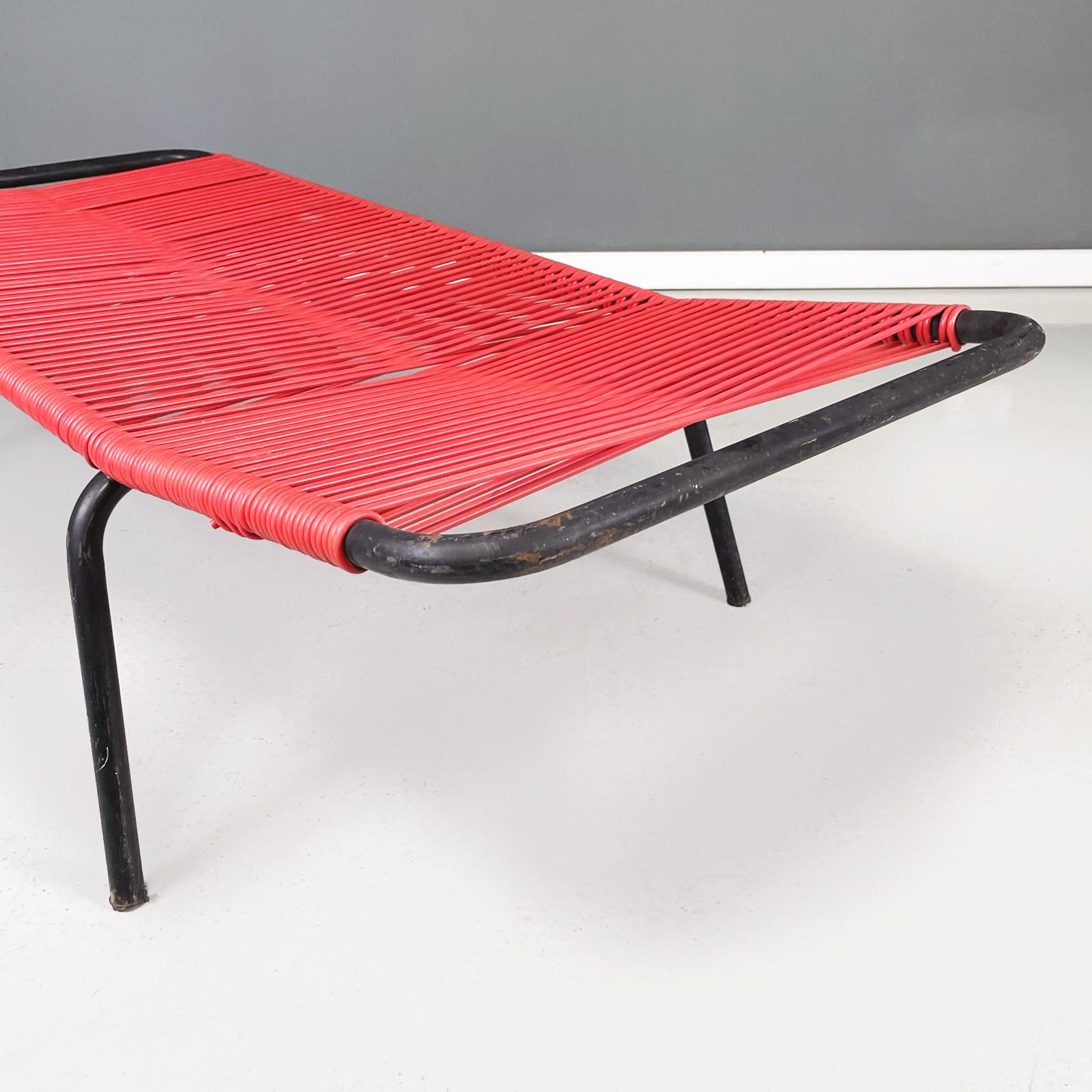 Mid-20th Century Italian Midcentury Beach Chair in Red Scooby Plastic and Black Metal, 1960s