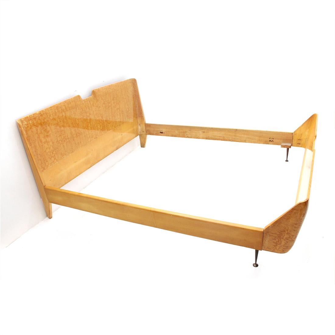 Italian manufacture bed produced in the 1950s.
Structure in wood veneer in Tamos, Japanese wood.
Brass legs.
Good general conditions, some signs due to normal use over time, support bed base absent.
It accommodates a mattress max 168 x 195