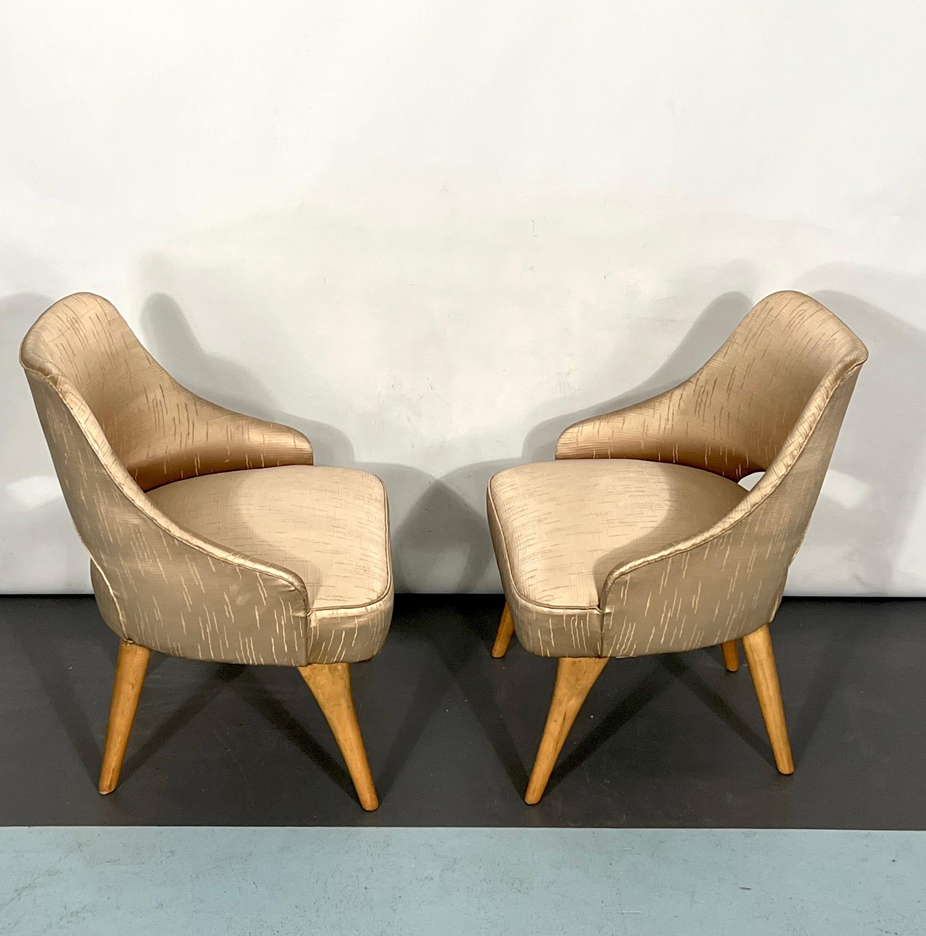 Excellent état vintage pour cet ensemble de deux fauteuils produits en Italie dans les années 50.