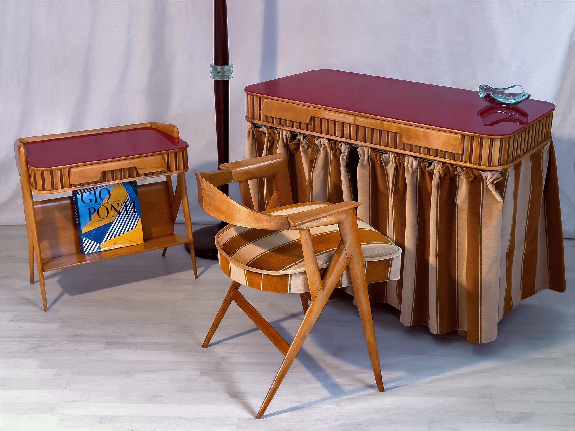 Elevate your next bedroom project with this rare and stunning 1950s Bedroom set.
A small masterpiece so well designed by Vittorio Dassi most likely four-handed together Gio Ponti, with whom he worked for many years.
It’s truly example of the finest