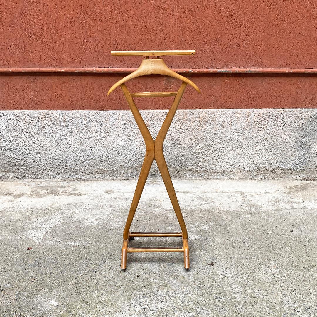 Italian mid century modern solid beech and brass valet stand, in the style of Ico Parisi, procued by Reguitti Brothers, 1950s.
Valet stand in solid beech on wheels with brass details.
Designed in the style of Ico Parisi and produced by the Reguitti