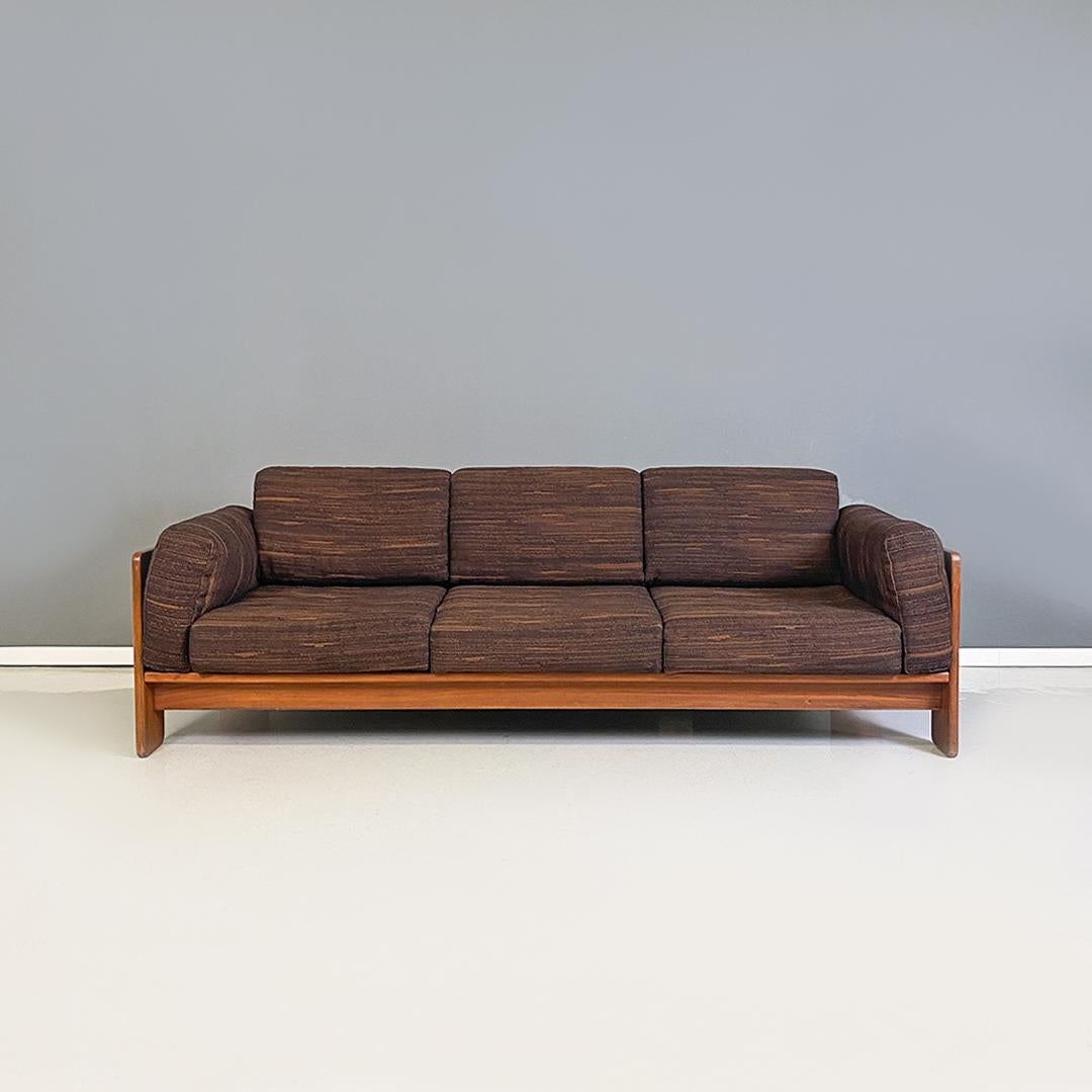 Italian Mid-Century Modern beechwood and brown cotton Bastiano sofa by Tobia Scarpa for Gavina, 1962.
Bastiano model sofa, three-seater, with seat and back made up of six cushions covered in their original brown-colored cotton with a motif in