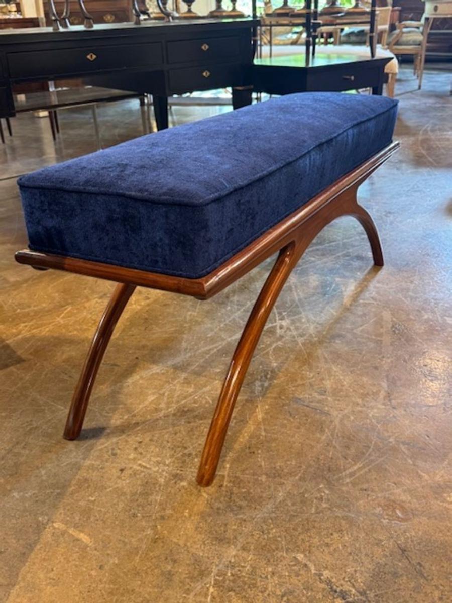 Belle banquette italienne au design moderne du milieu du siècle en acajou avec un revêtement en velours marine. Ce banc offre une géométrie épurée, des tons de bois chauds et une fabrication élégante. 41w x 15.5d x 14h
