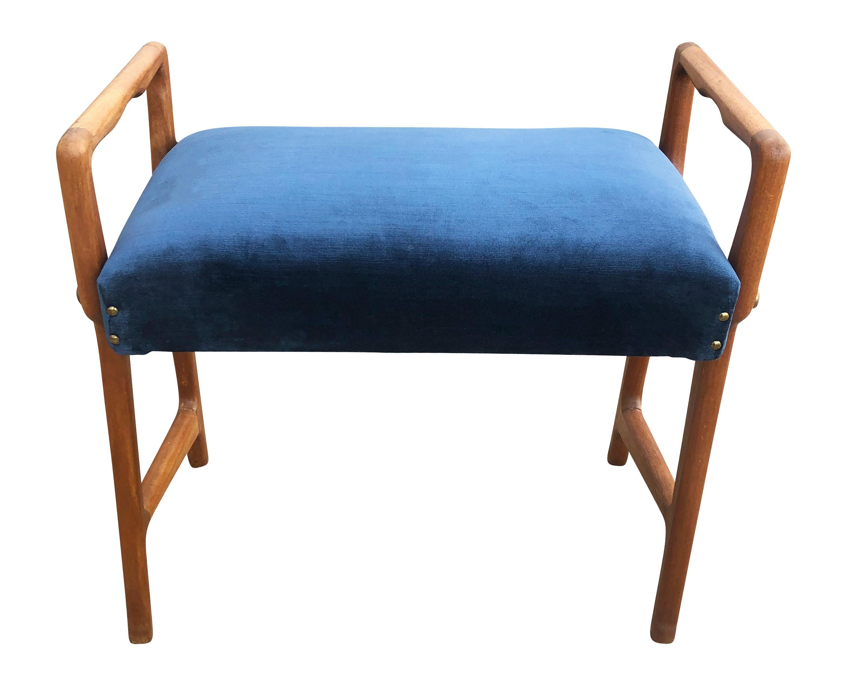 Petite Italian midcentury bench with wood framing and a blue velvet seat.

Condition: Minor wear consistent with age and use. Recently recovered.

Measure: Width 21.75”

Depth 12.5”

Height 30.5”

Seat height 17.75”.
     
   