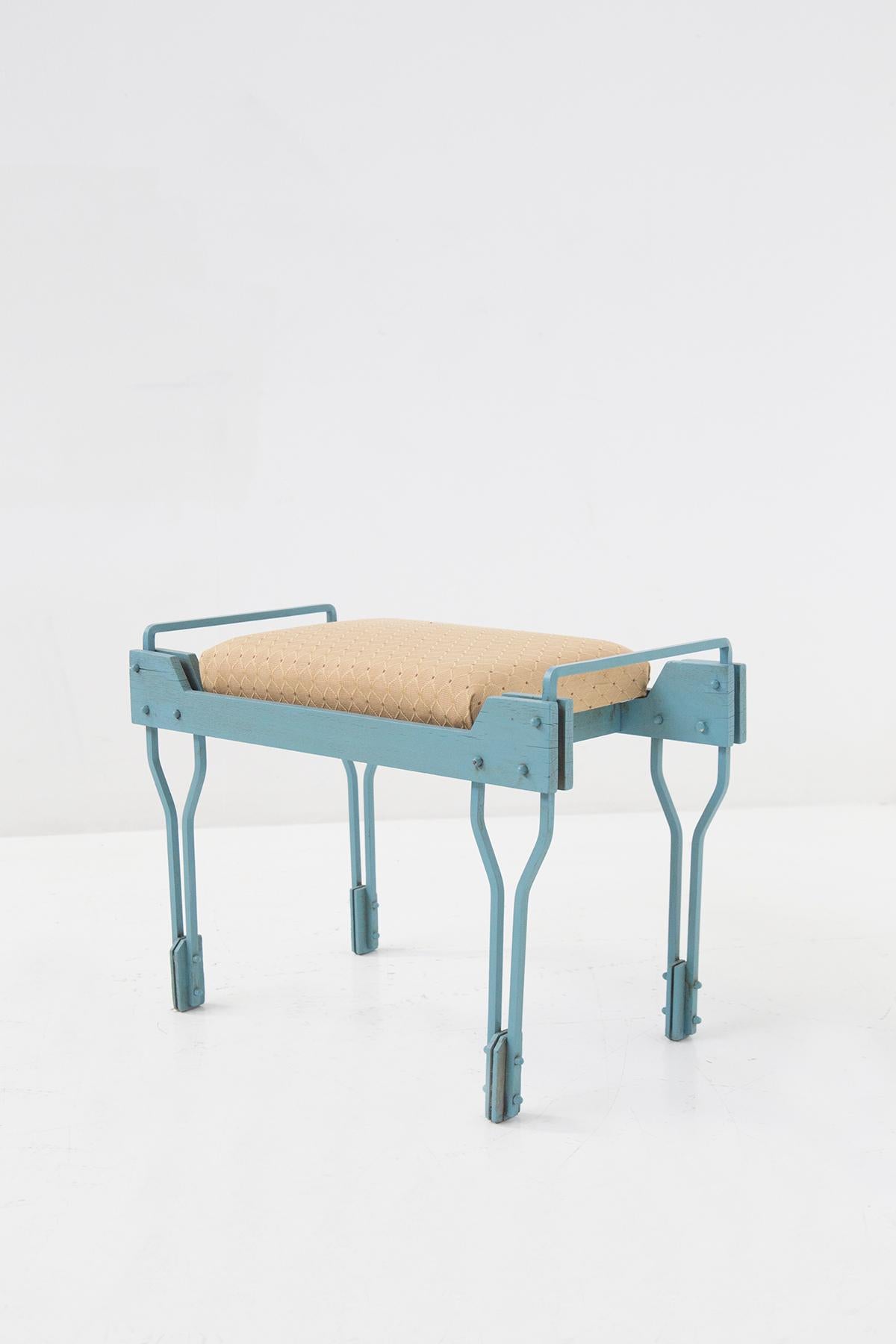 Small Italian bench in blue-painted wood designed in the 1950s of fine Italian manufacture.
The bench has four legs at the base to support the seat, made of wood joined two by two in a splendid interplay of geometric shapes.
The structure is