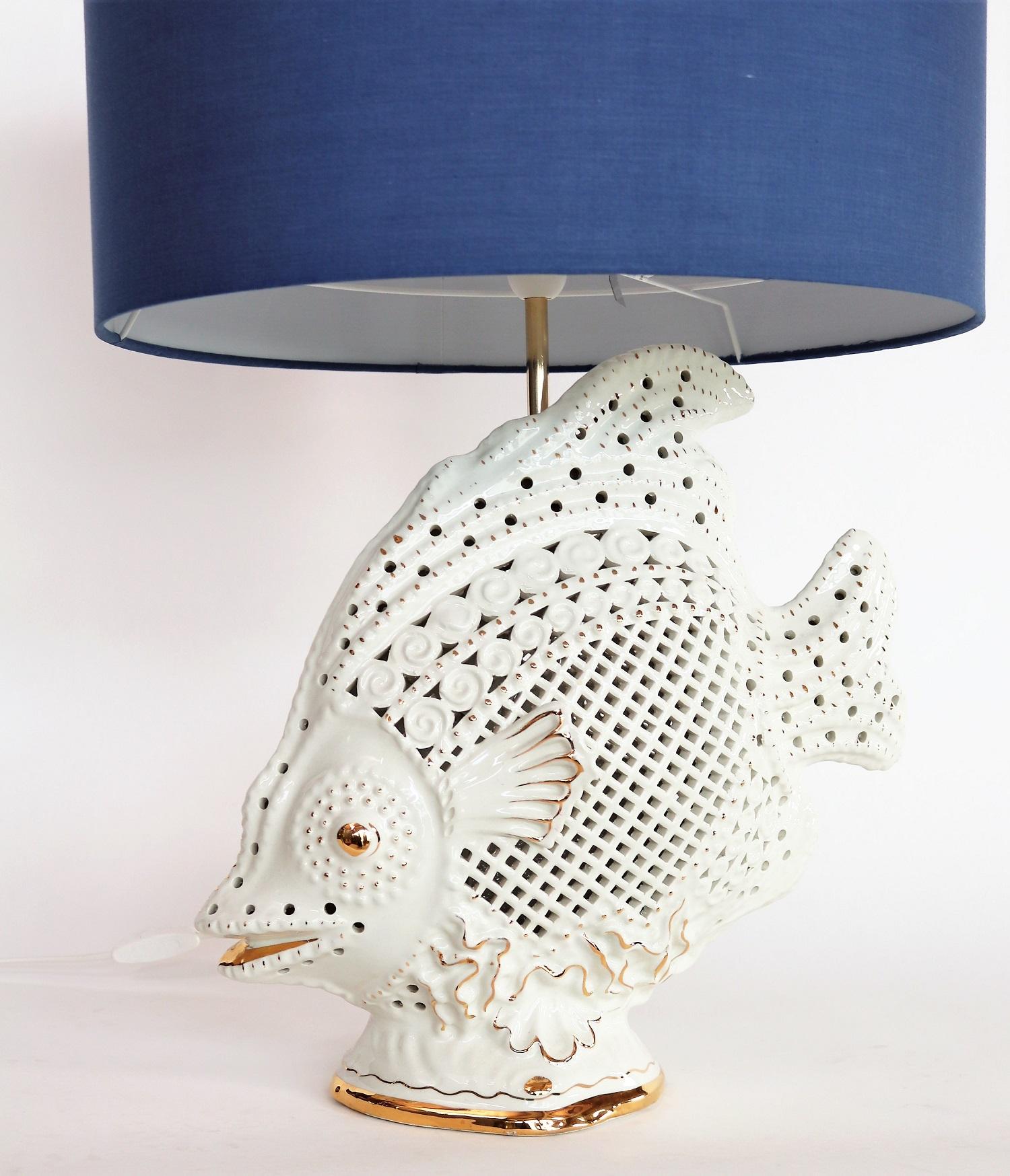 Mid-Century Modern Grande lampe italienne mi-siècle en céramique représentant un poisson avec des détails en laiton, années 1960 en vente