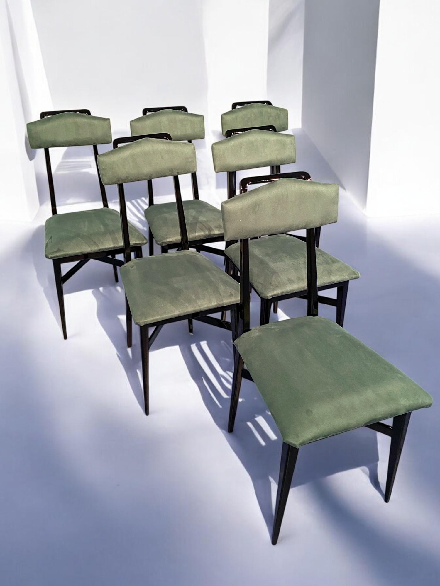 Elegant lines and solid structures for this stunning set of six dining chairs, recently restored. The structure is made of black lacquered walnut. They have been reupholstered in stain-resistant green color microfibre fabric. This set, designed in