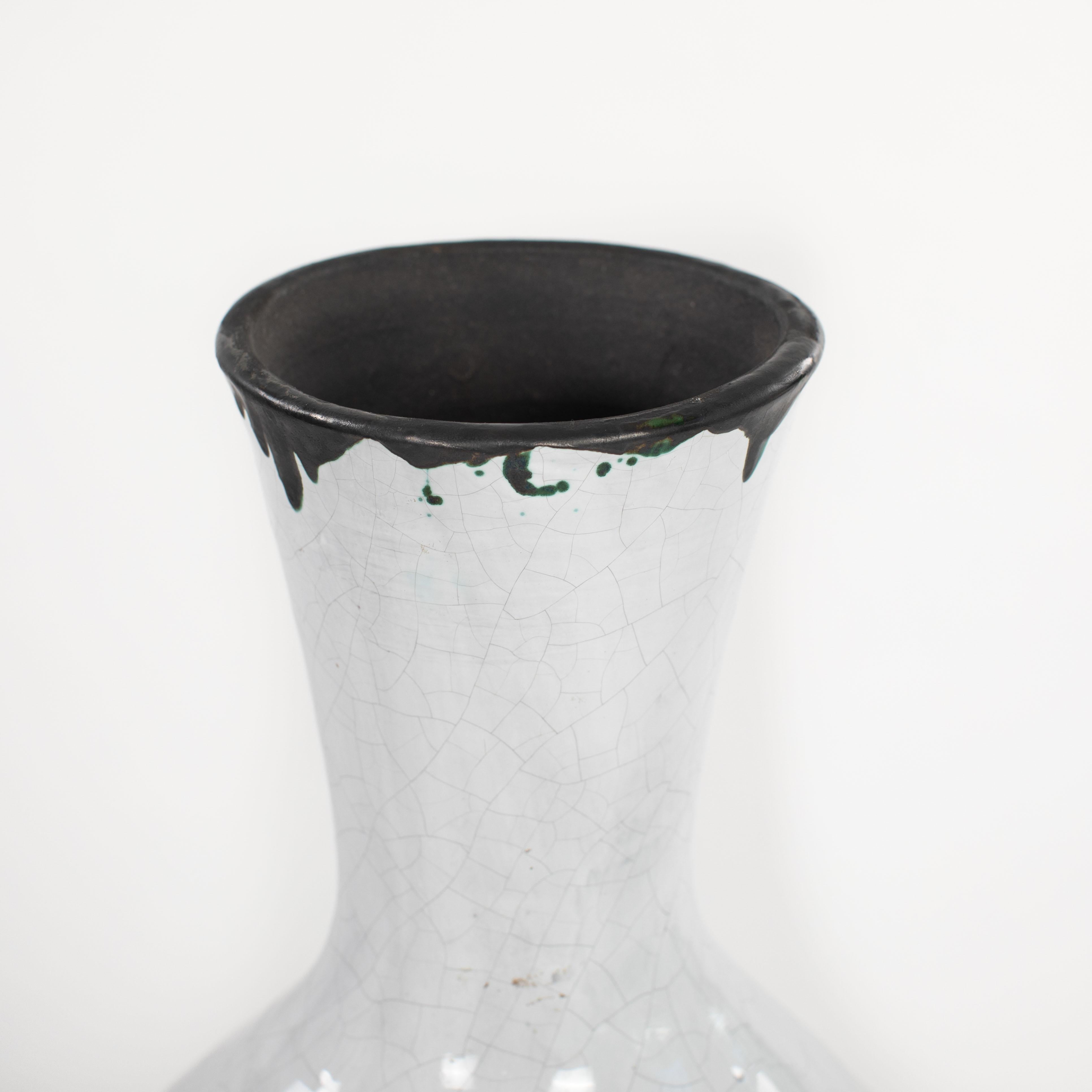 Mid-Century moderno Vaso italiano di metà secolo in bianco e nero con disegno Raku, firmato MARIONI 1970s in vendita