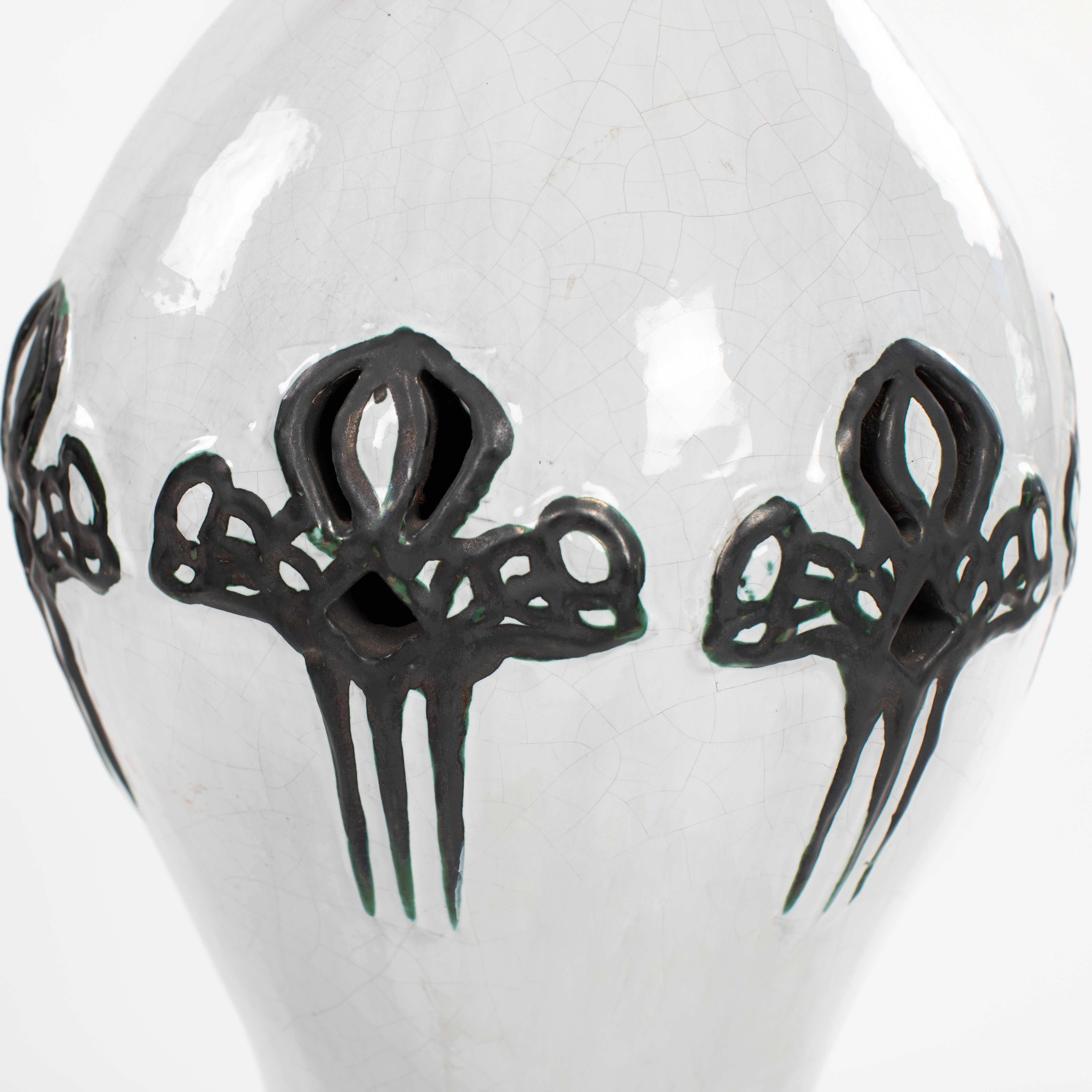 Fatto a mano Vaso italiano di metà secolo in bianco e nero con disegno Raku, firmato MARIONI 1970s in vendita