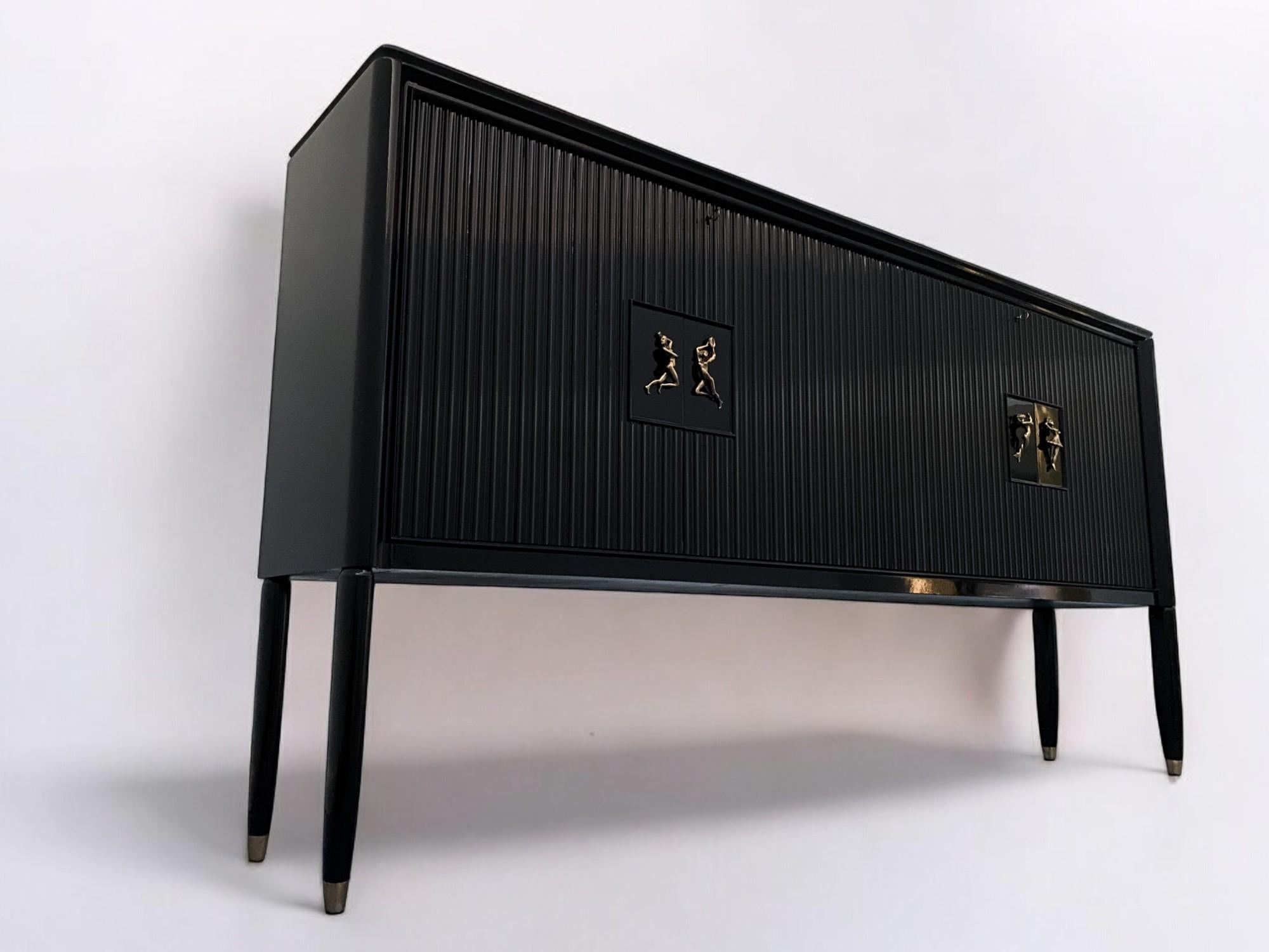 Aparador italiano de mediados de siglo lacado en negro diseñado por Osvaldo Borsani, 1948 en venta 3