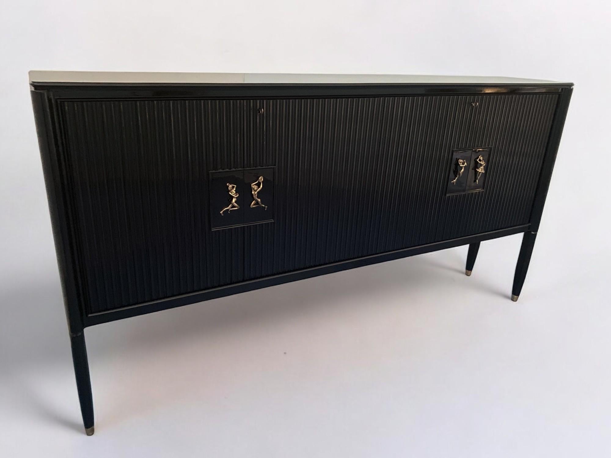 Aparador italiano de mediados de siglo lacado en negro diseñado por Osvaldo Borsani, 1948 en venta 4
