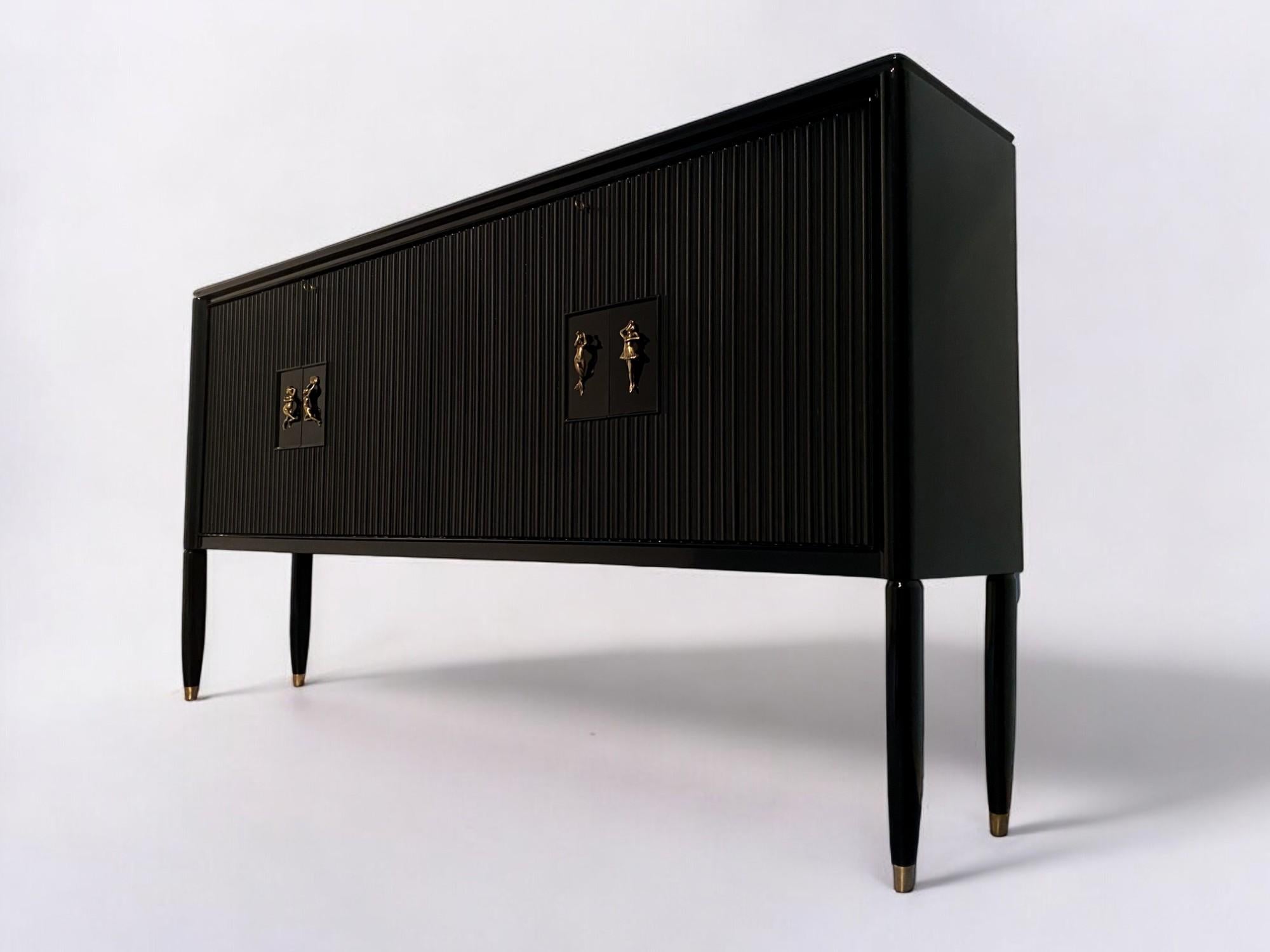 Aparador italiano de mediados de siglo lacado en negro diseñado por Osvaldo Borsani, 1948 en venta 5
