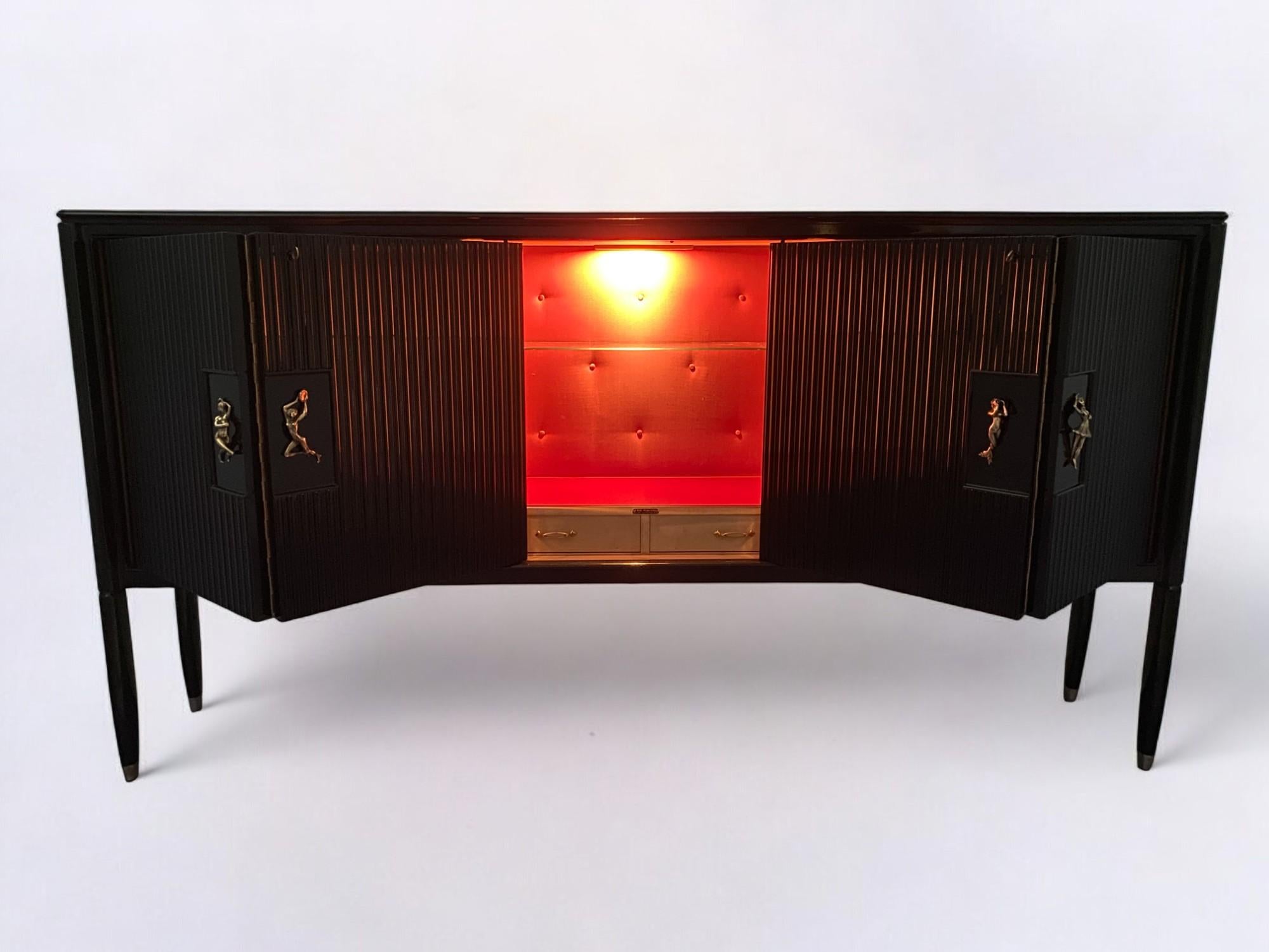 Aparador italiano de mediados de siglo lacado en negro diseñado por Osvaldo Borsani, 1948 Italiano en venta