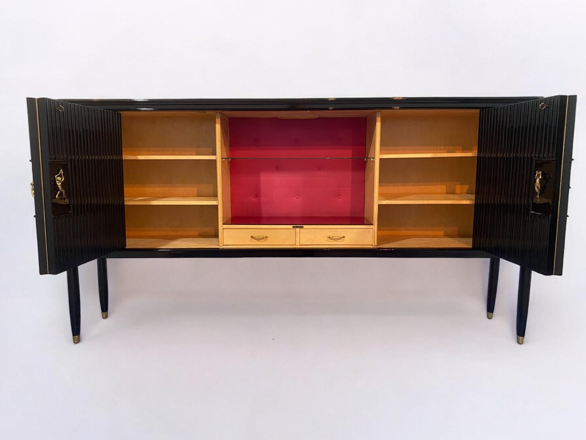 Aparador italiano de mediados de siglo lacado en negro diseñado por Osvaldo Borsani, 1948 Lacado en venta