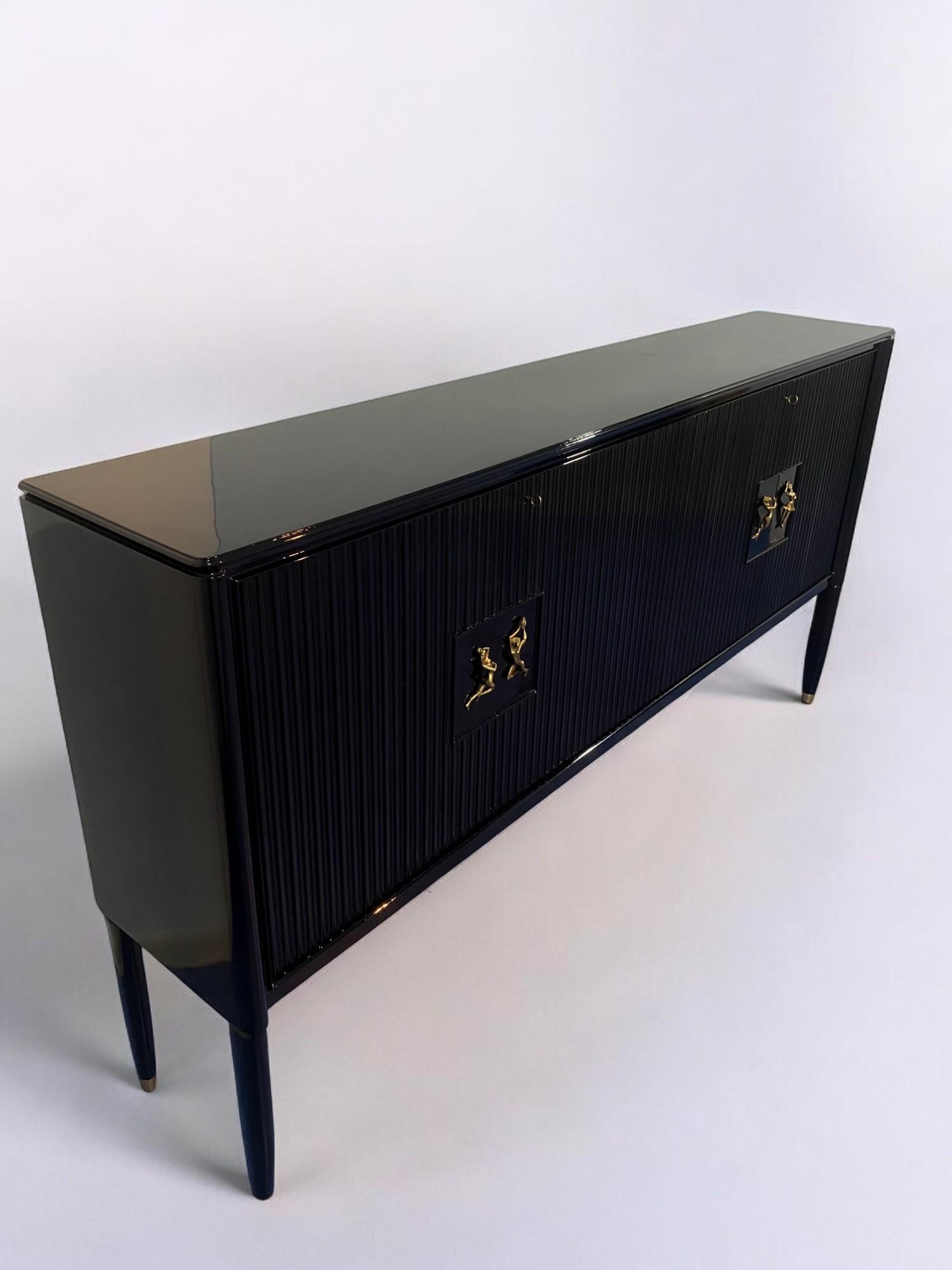 Aparador italiano de mediados de siglo lacado en negro diseñado por Osvaldo Borsani, 1948 en Bueno estado para la venta en Traversetolo, IT
