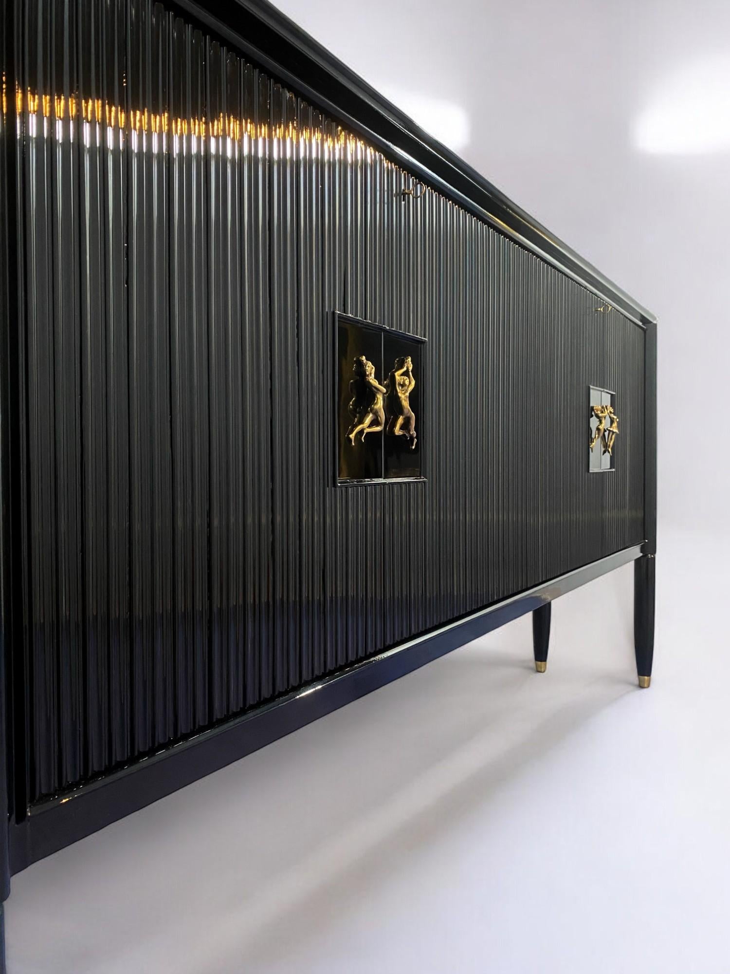 Aparador italiano de mediados de siglo lacado en negro diseñado por Osvaldo Borsani, 1948 mediados del siglo XX en venta