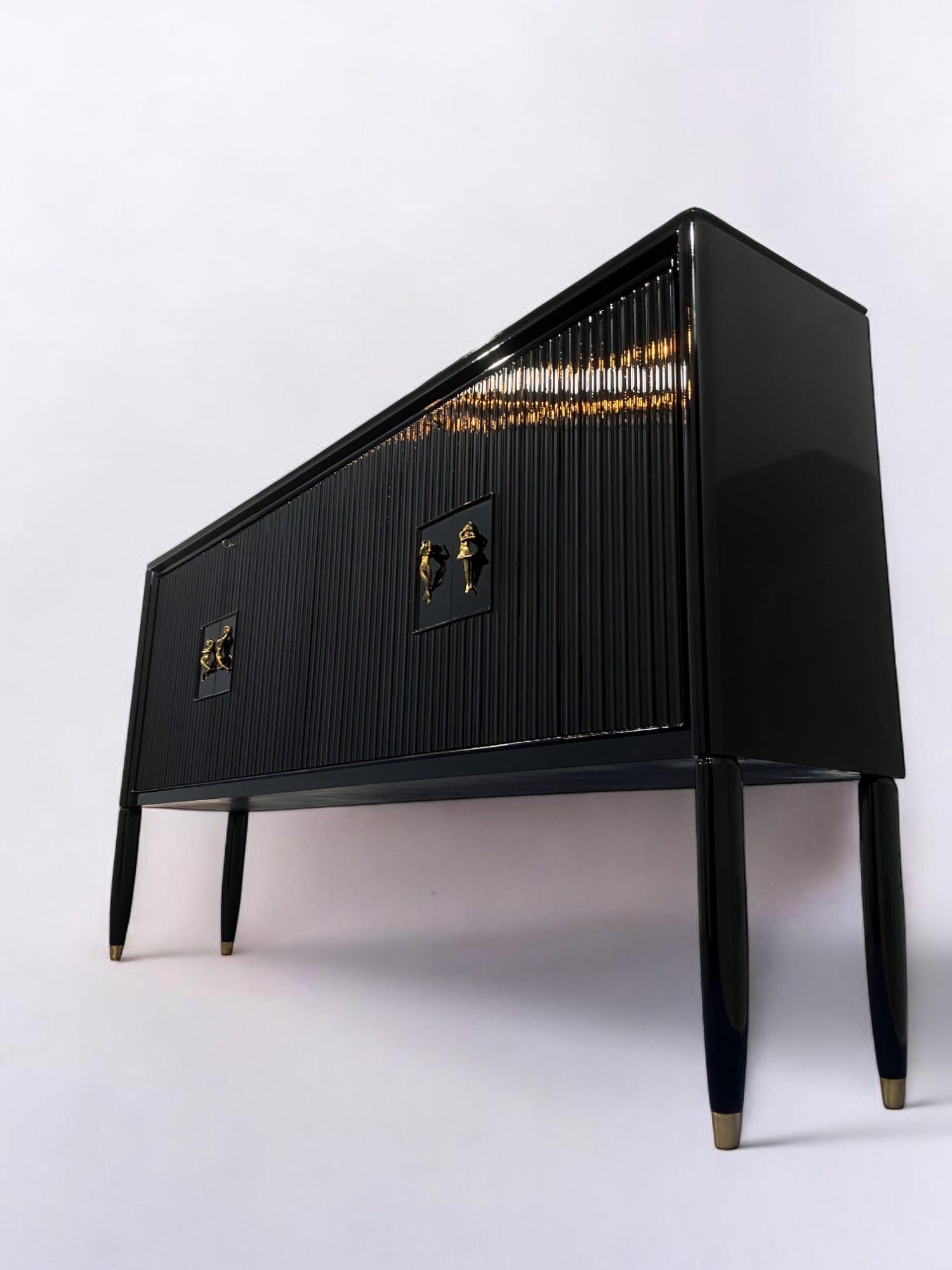 Aparador italiano de mediados de siglo lacado en negro diseñado por Osvaldo Borsani, 1948 Latón en venta
