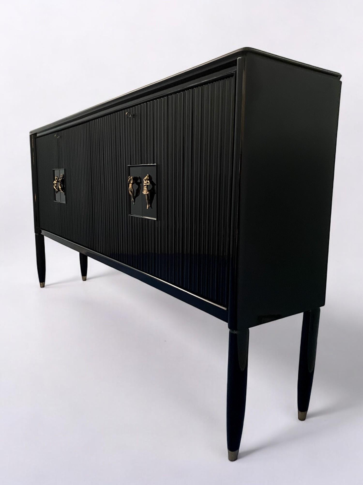 Aparador italiano de mediados de siglo lacado en negro diseñado por Osvaldo Borsani, 1948 en venta 1