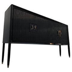 Buffet italien du milieu du siècle, laqué noir, conçu par Osvaldo Borsani, 1948