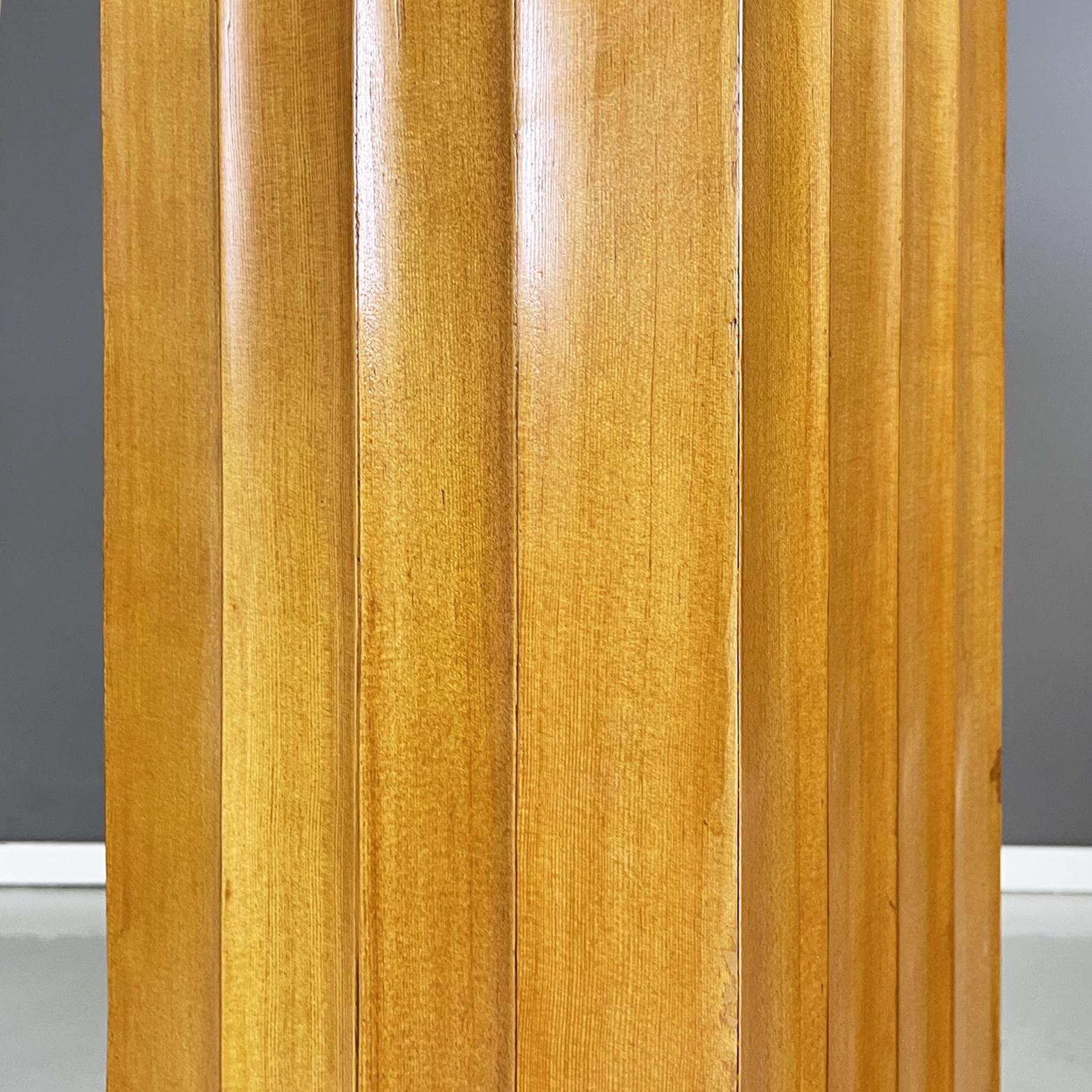 Pedestales cuadrados de madera clara negra italiana de mediados de siglo con perfil ondulado, años 60 en venta 6
