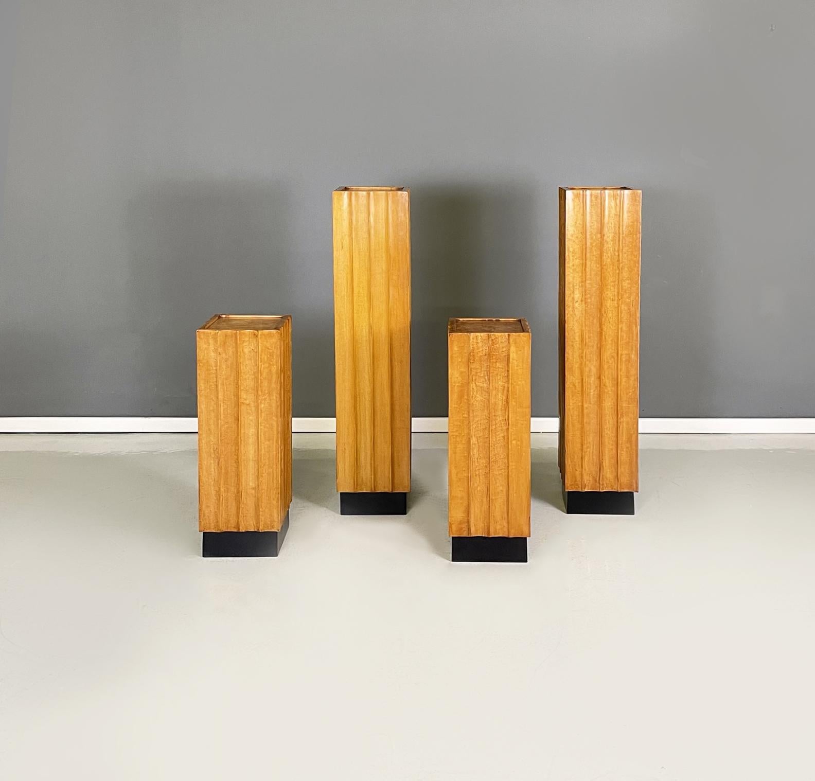 Italian midcentury Black and light wooden square pedestals with wavy profile, 1960s
Set of four pedestals of two different heights and with a square base, entirely in solid wood. The light wooden structure of the display stand has a wavy profile,