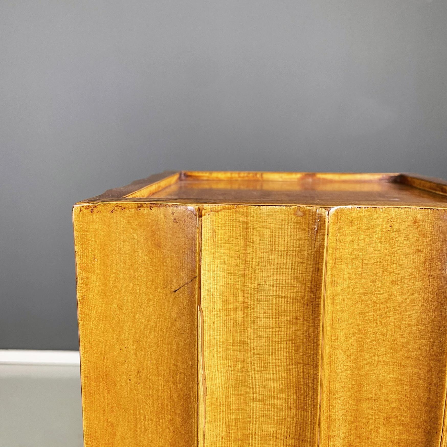 Pedestales cuadrados de madera clara negra italiana de mediados de siglo con perfil ondulado, años 60 en venta 3