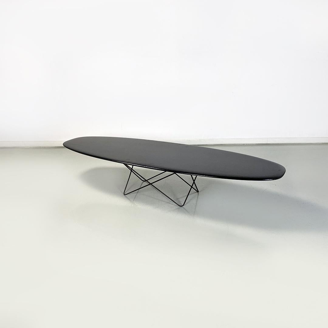 Italian Mid-Century Modern black metal and wood elliptical coffee table by Amegab, 1960s.
Coffee table with structure with central base in crossed black metal rods and elliptical wooden top, with glossy black finish.
Produced by Amegab around