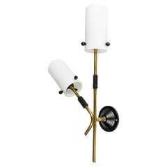Italiano  Sconce a 2 luci di metà secolo in metallo nero, ottone e vetro opalino